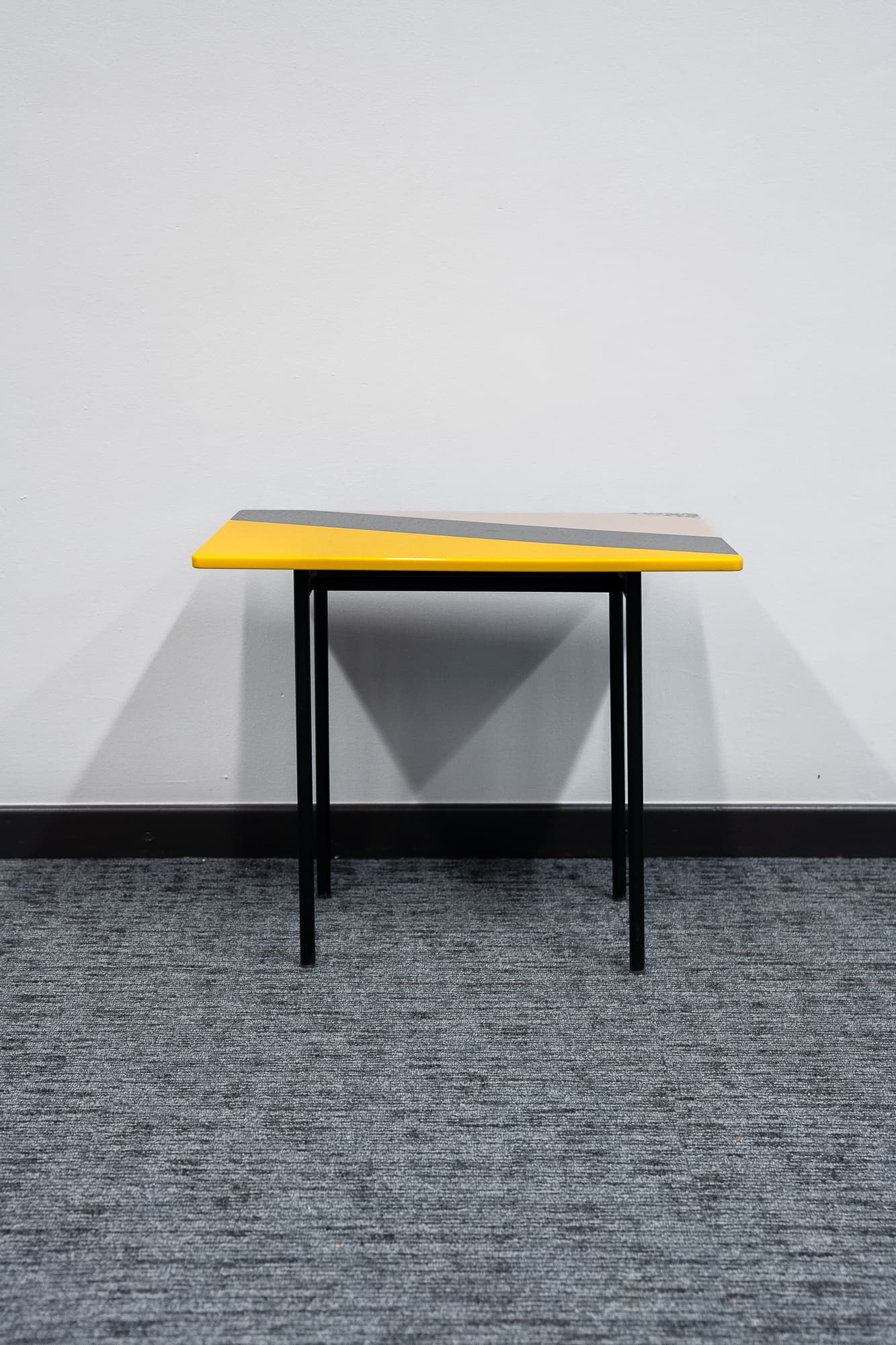 Table d'appoint design sur pieds noirs-0