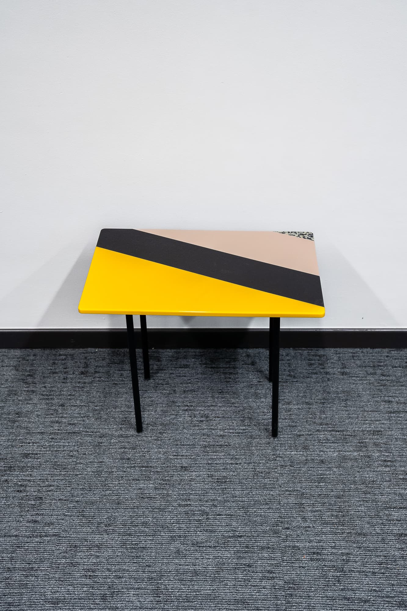 Table d'appoint design sur pieds noirs-2