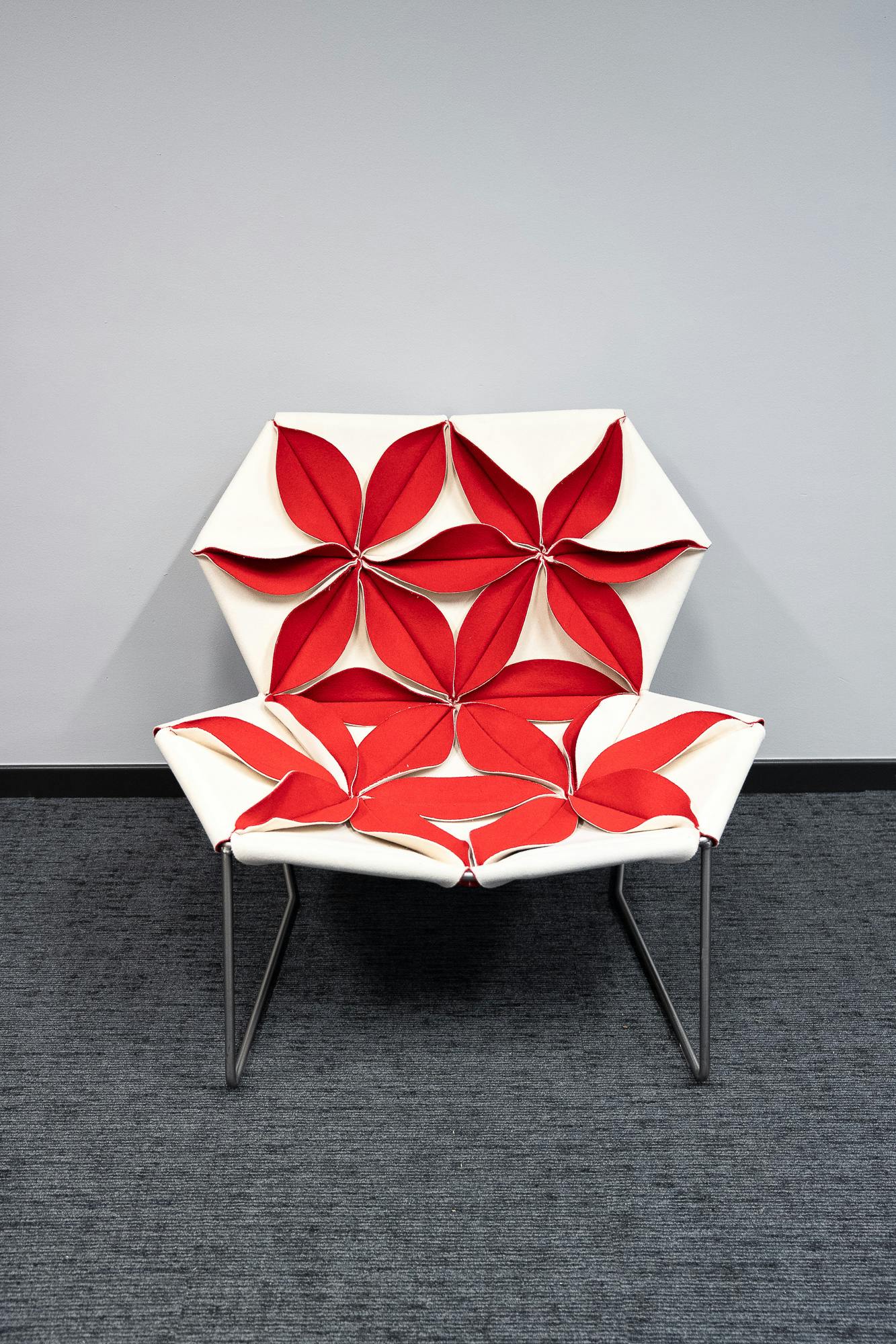 Witte fauteuil met bloem - Relieve Furniture