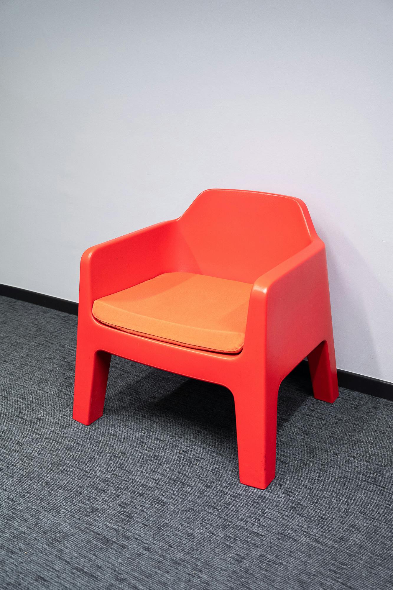 Fauteuil en plastique Pedrali designed by Alessandro Busana - Second hand quality "Armchairs and Couches" - Relieve Furniture