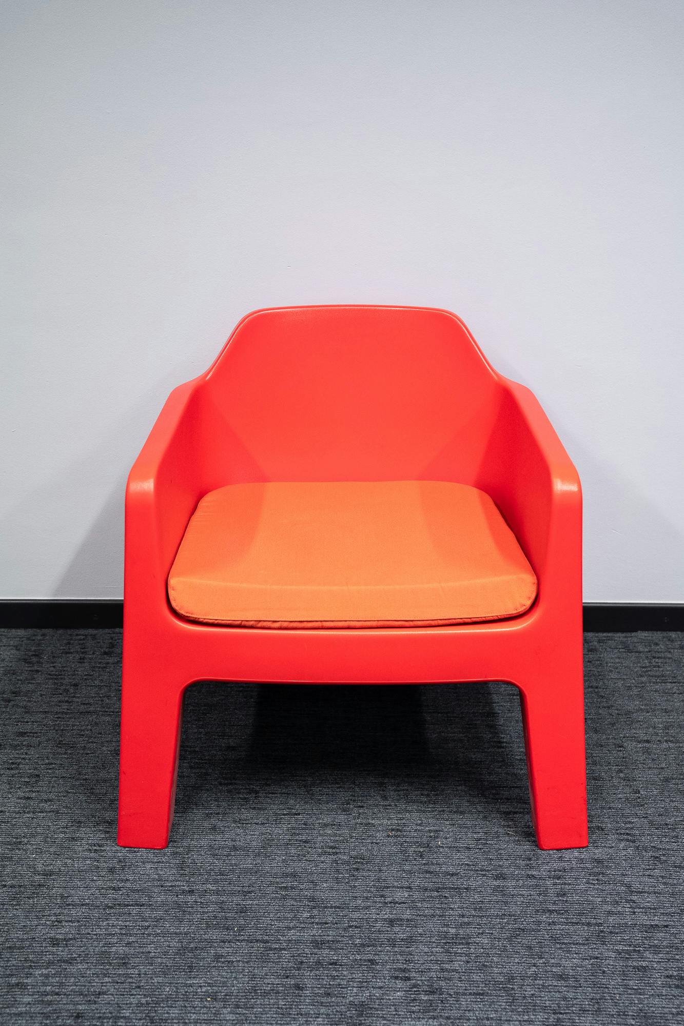 Fauteuil en plastique Pedrali créé par Alessandro Busana - Relieve Furniture