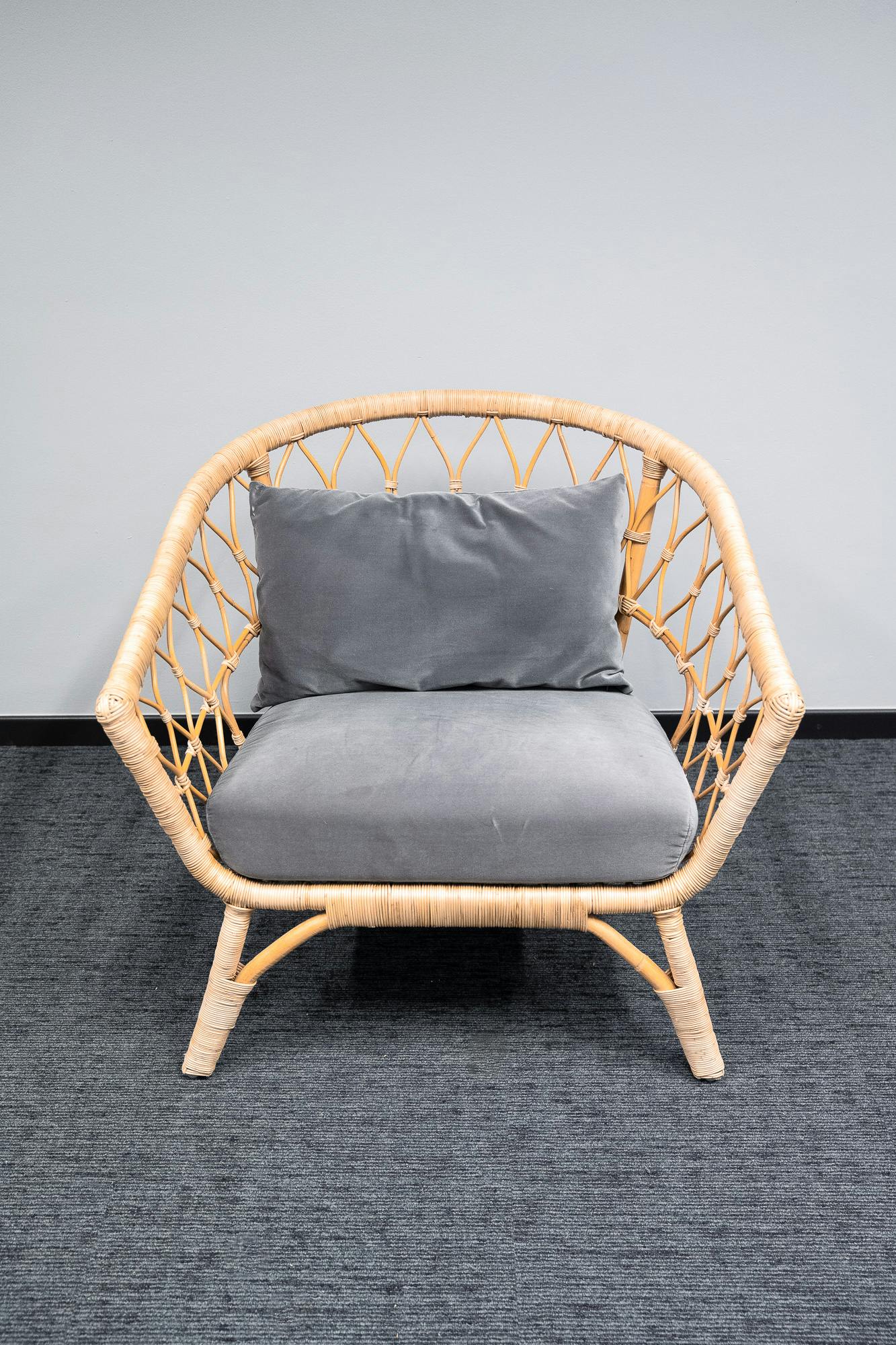 Rieten fauteuil met grijze kussens - Relieve Furniture