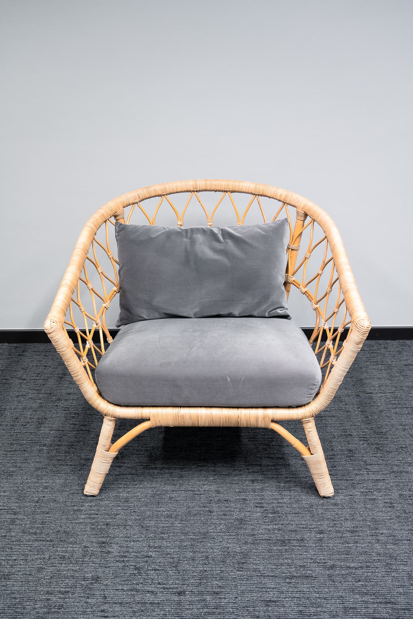 Fauteuil bas en osier naturel avec coussins gris-0