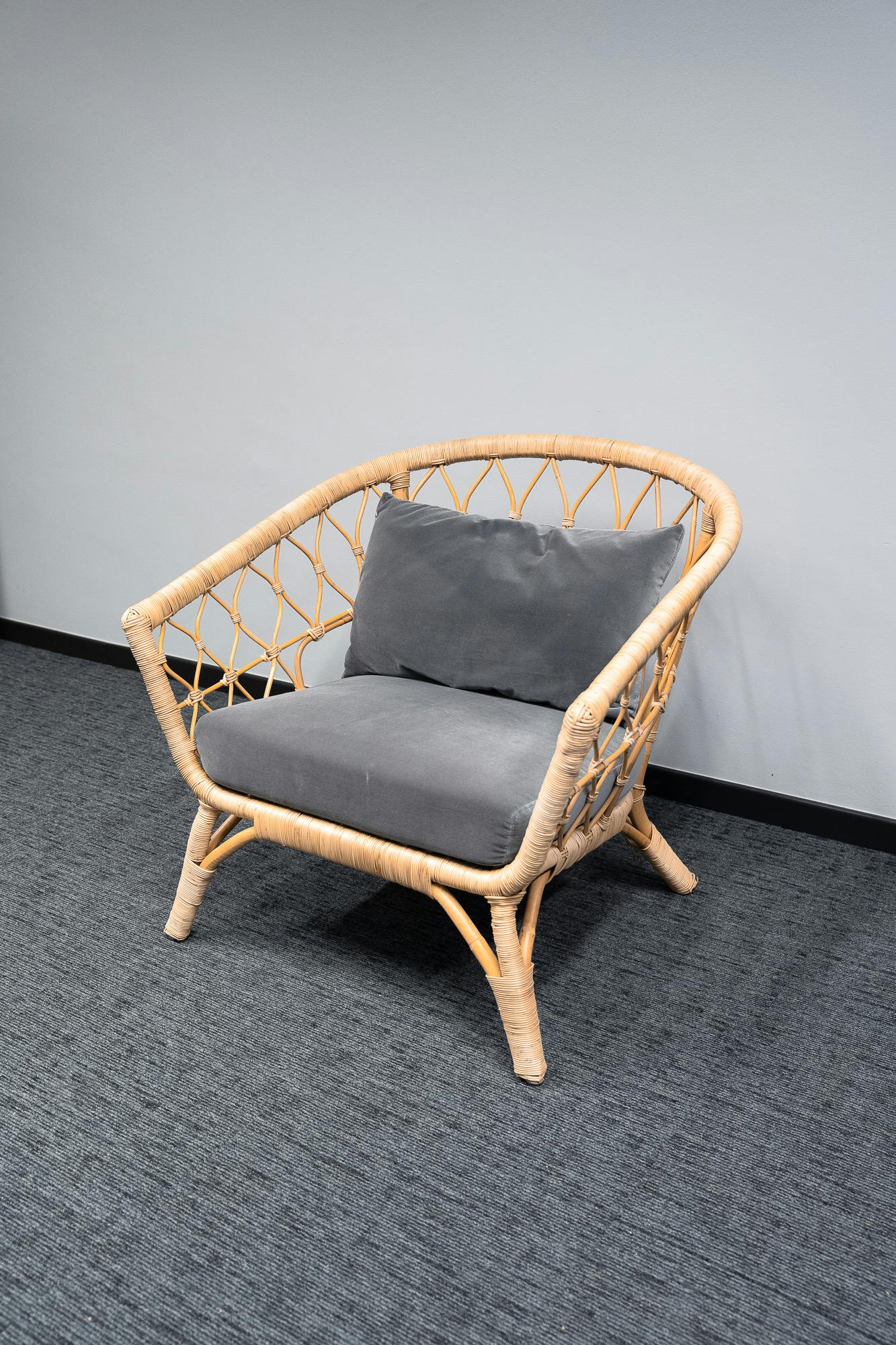 Rieten fauteuil met grijze kussens - Tweedehands kwaliteit "Leunstoelen en luiers" - Relieve Furniture