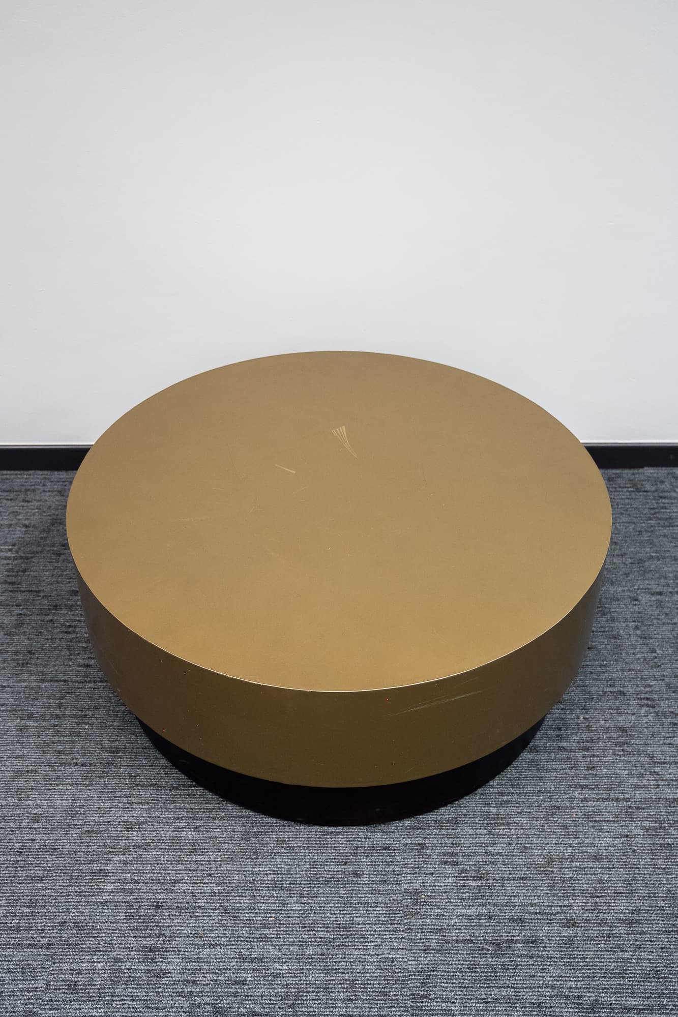 Table basse ronde en métal doré et noir-1