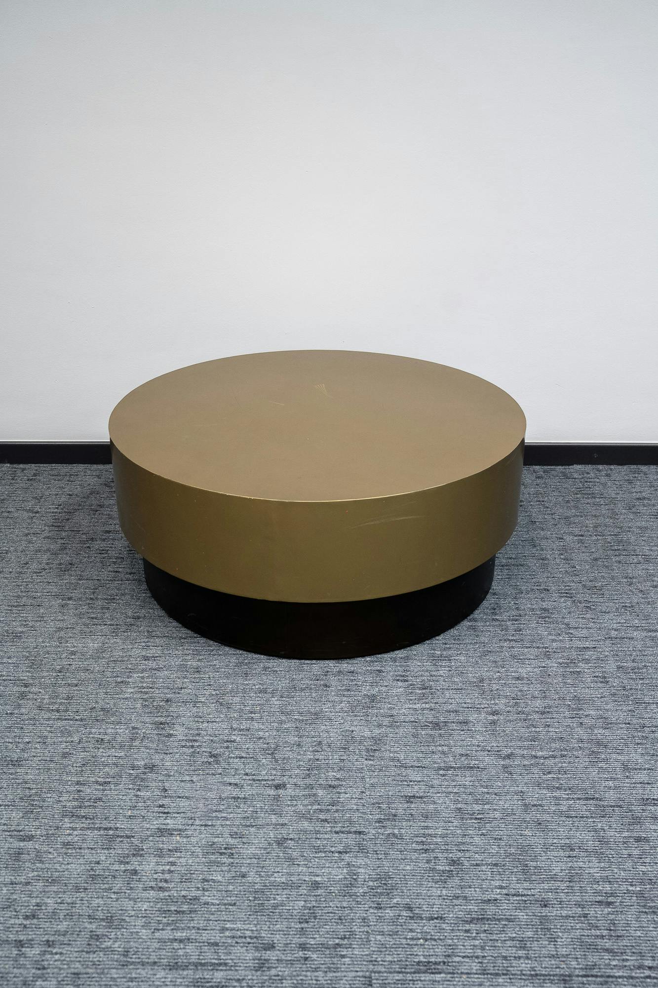 Gold and black metal coffee table - Relieve Furniture
