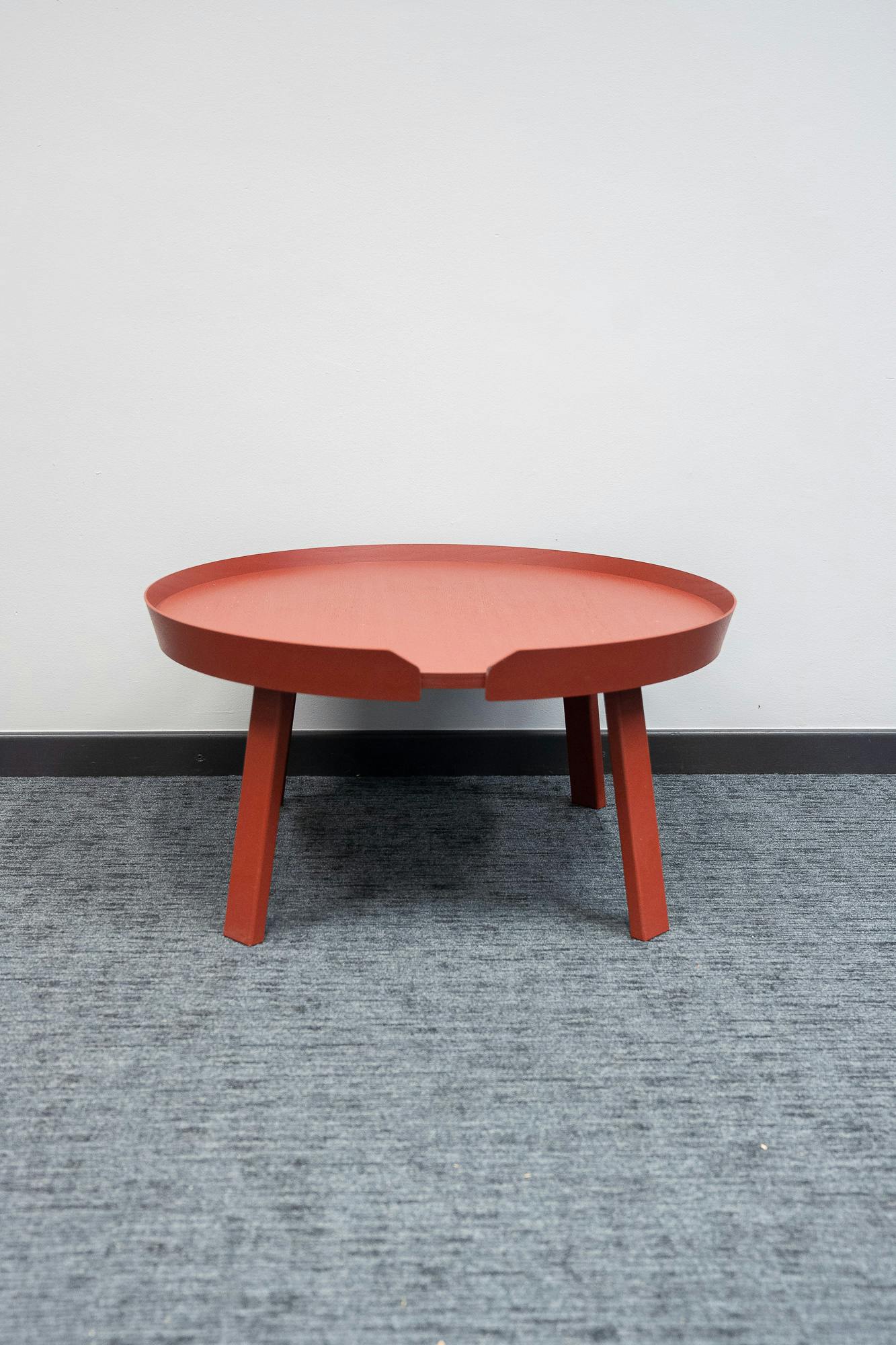 Table basse Muuto rouge bordeau en bois - Relieve Furniture