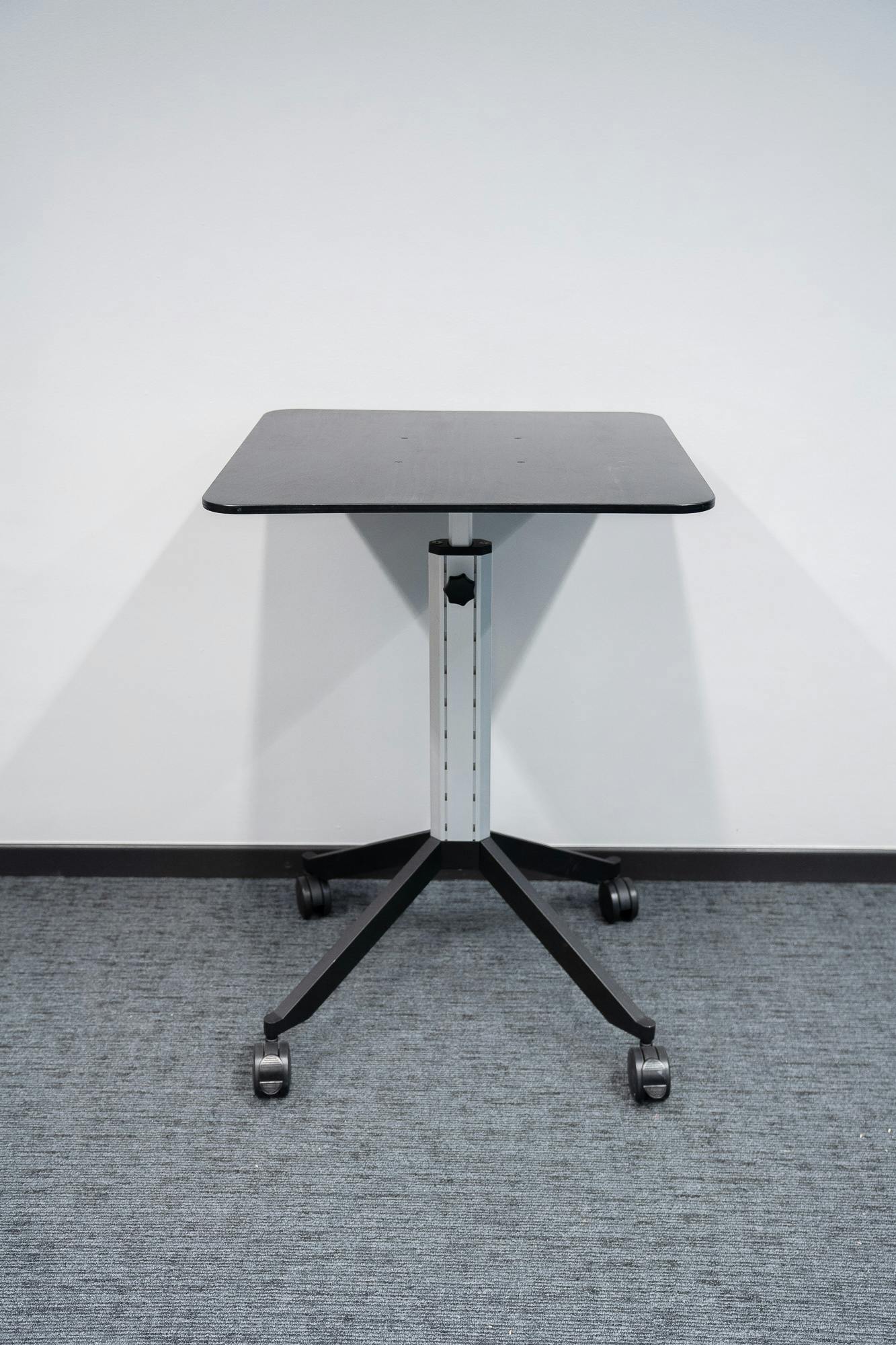 Mobile table with height-adjustable castors - Second hand quality "Tables" - Relieve Furniture