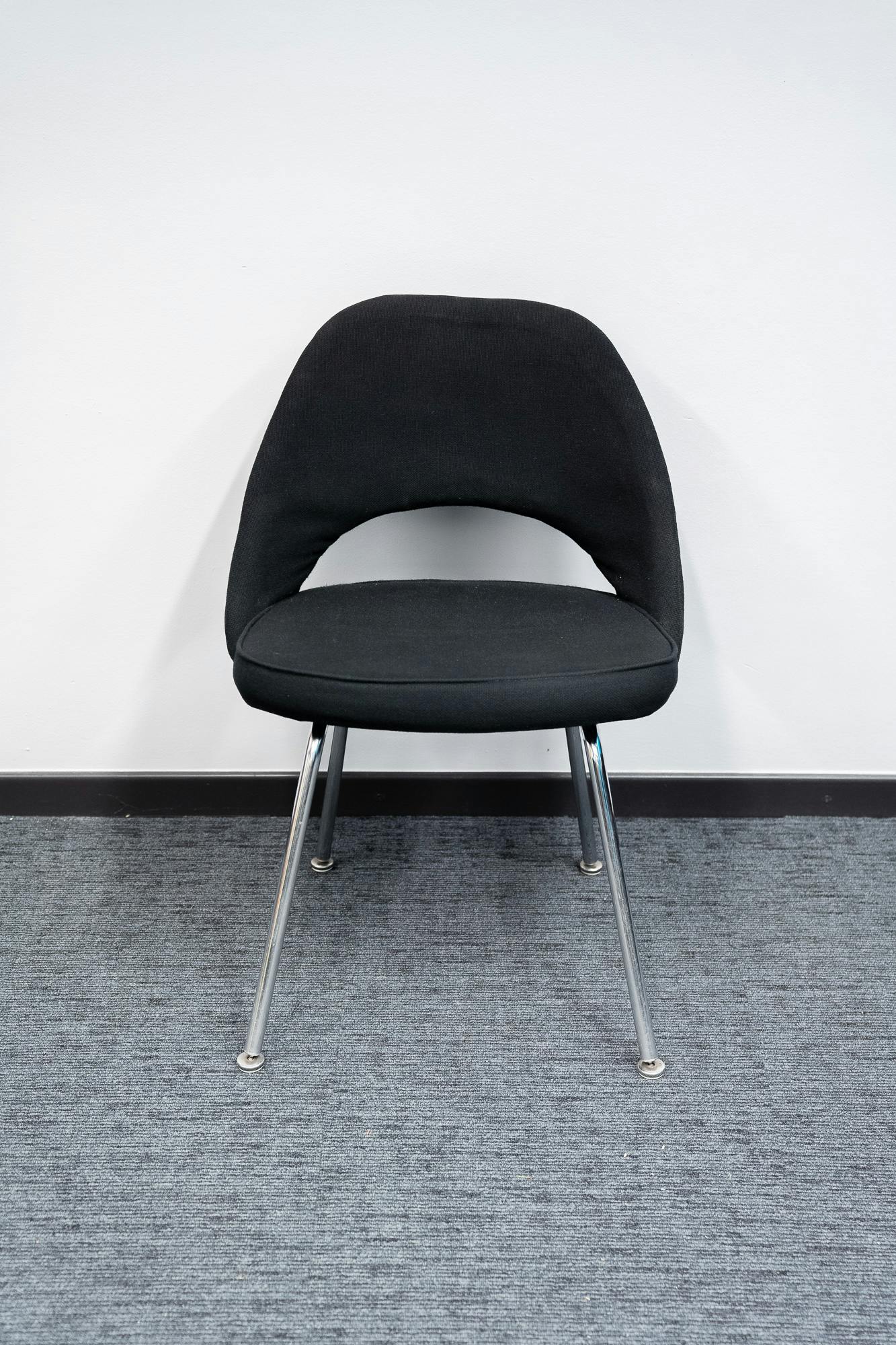 Chaise en tissu noir avec pieds en alu - Relieve Furniture