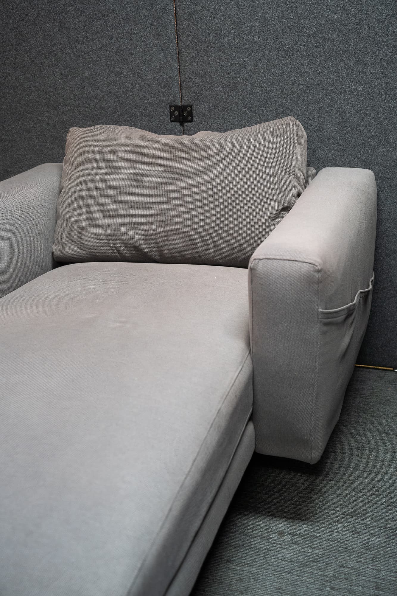 Fauteuil Meridian gris taupe-1