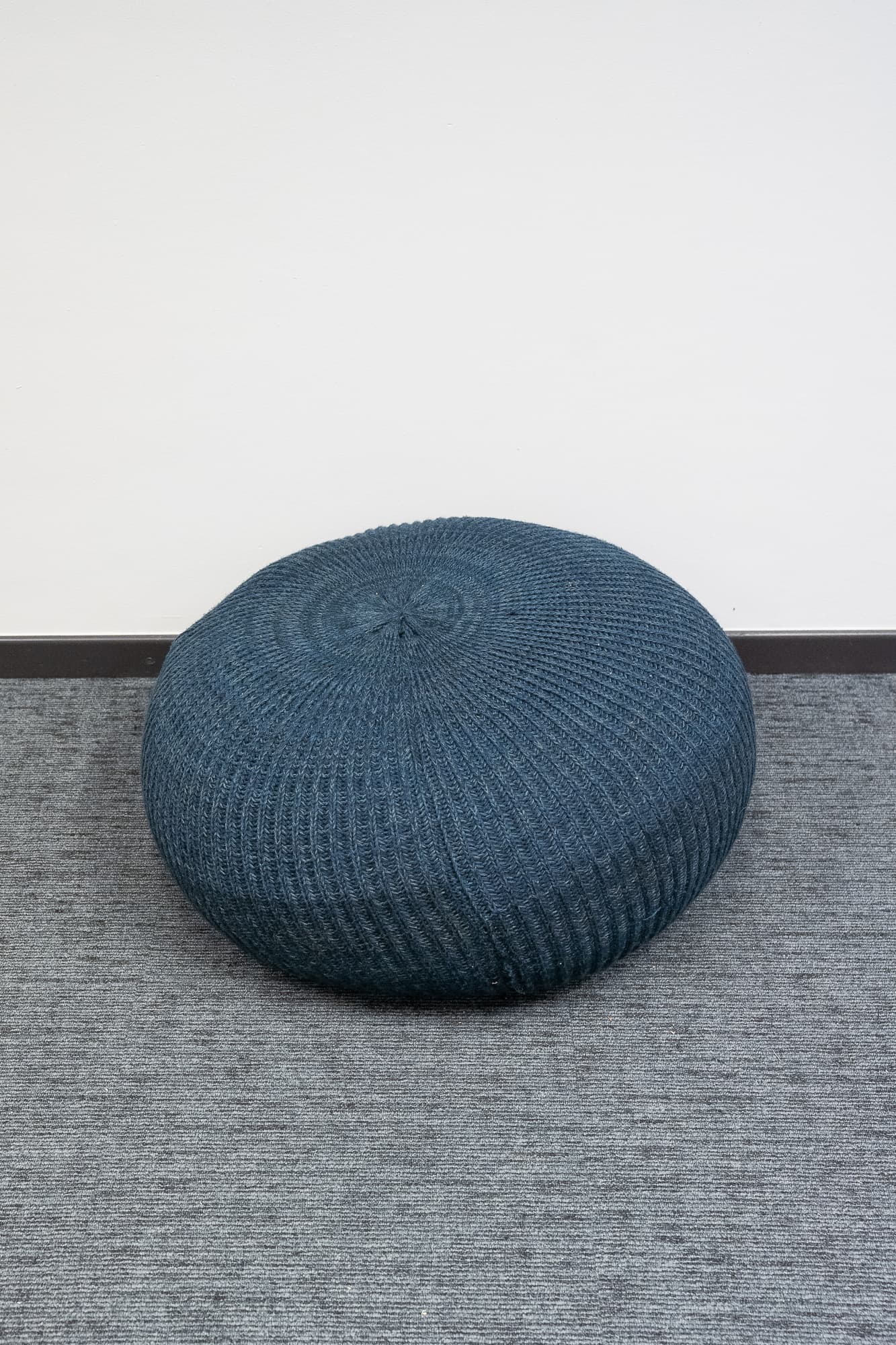 Pouf rond en laine bleue-0