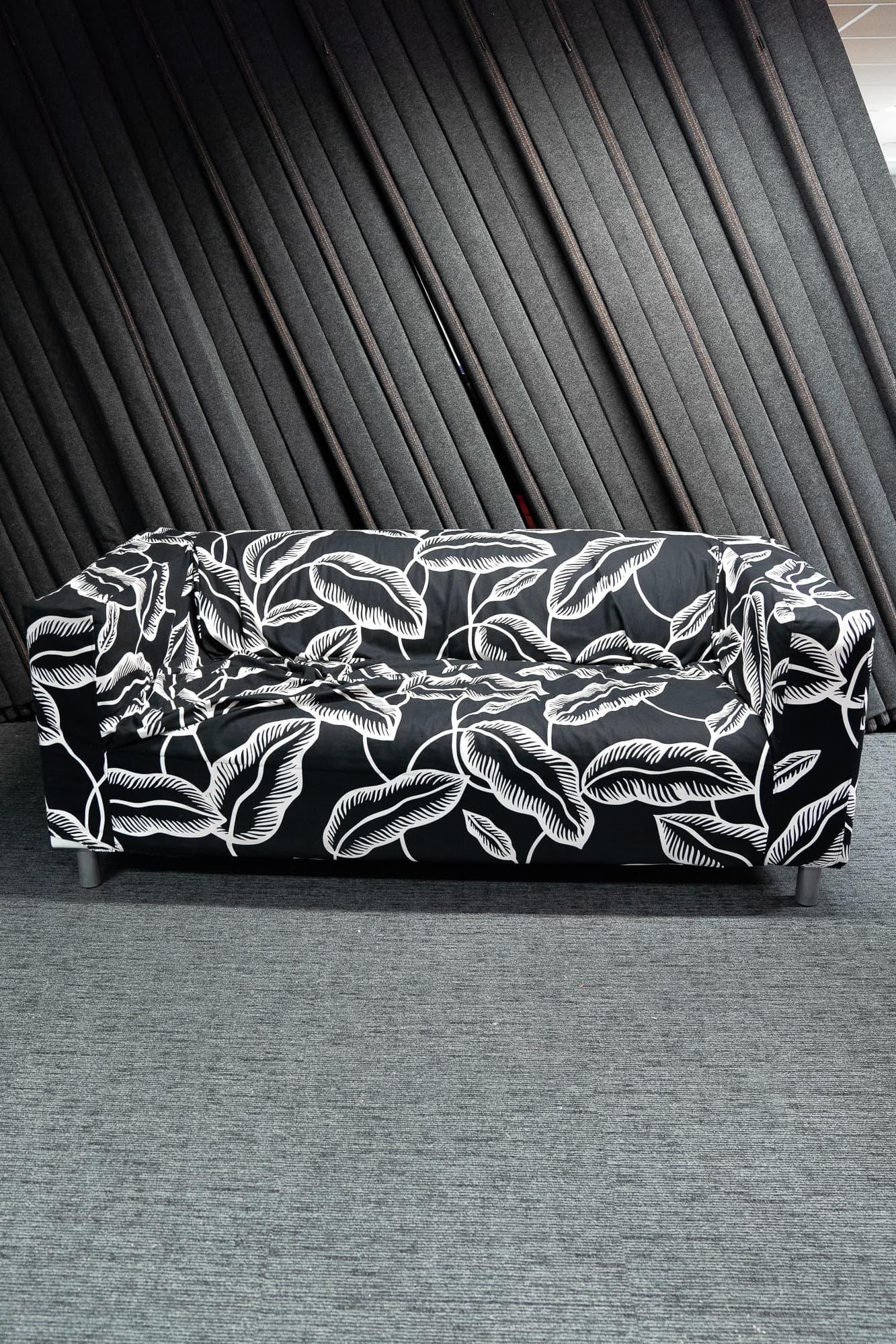 Canapé noir et blanc à motifs floraux-1