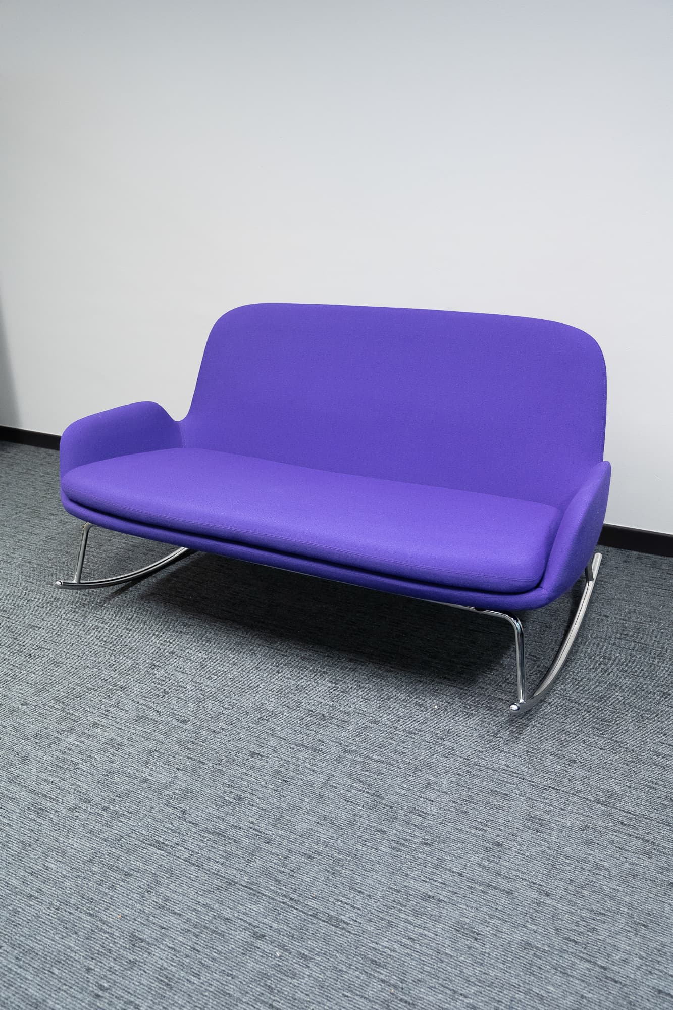 Normann paars design schommelstoel-1