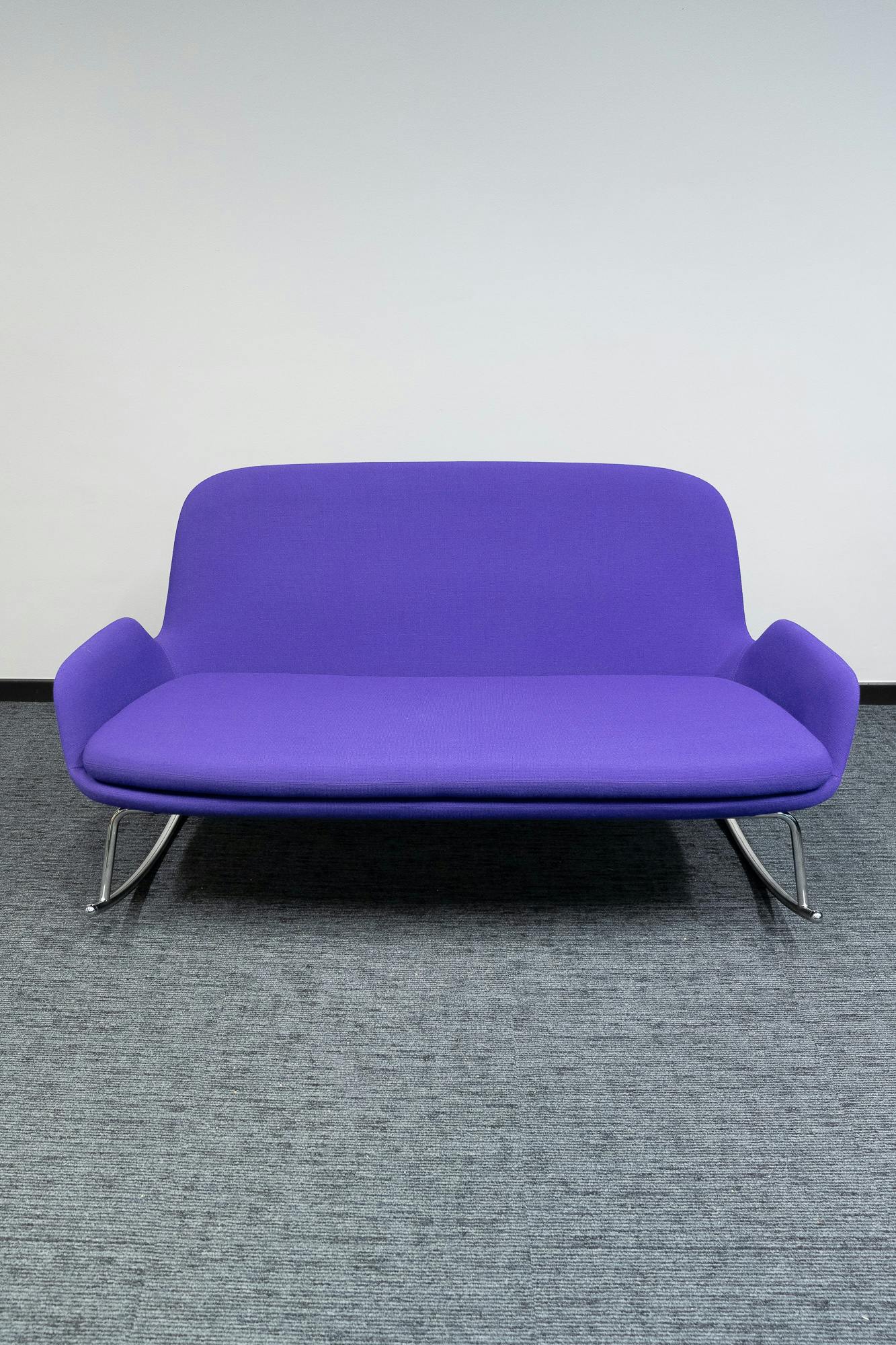 Normann paars design schommelstoel - Tweedehands kwaliteit "Leunstoelen en luiers" - Relieve Furniture
