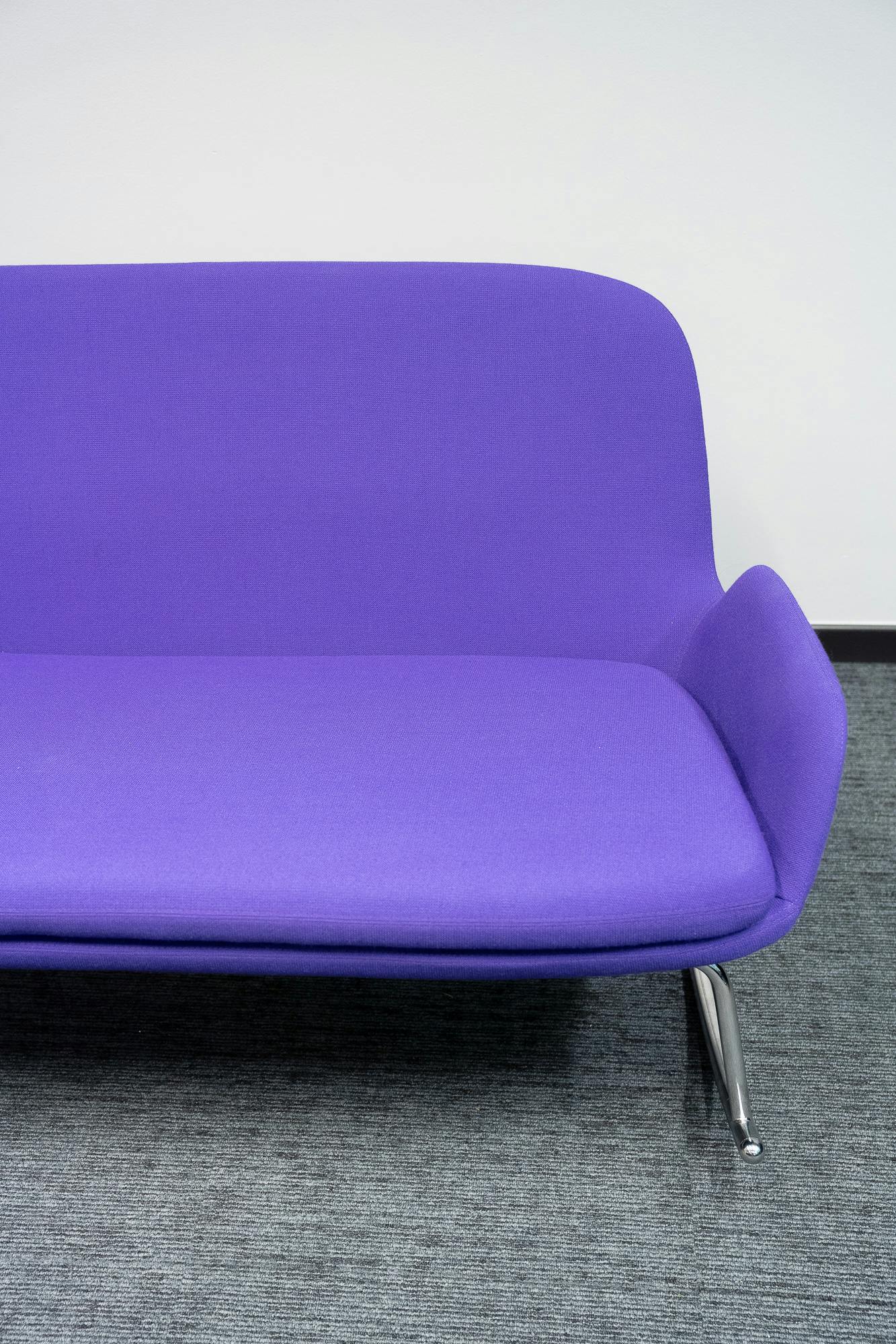 Normann paars design schommelstoel - Tweedehands kwaliteit "Leunstoelen en luiers" - Relieve Furniture