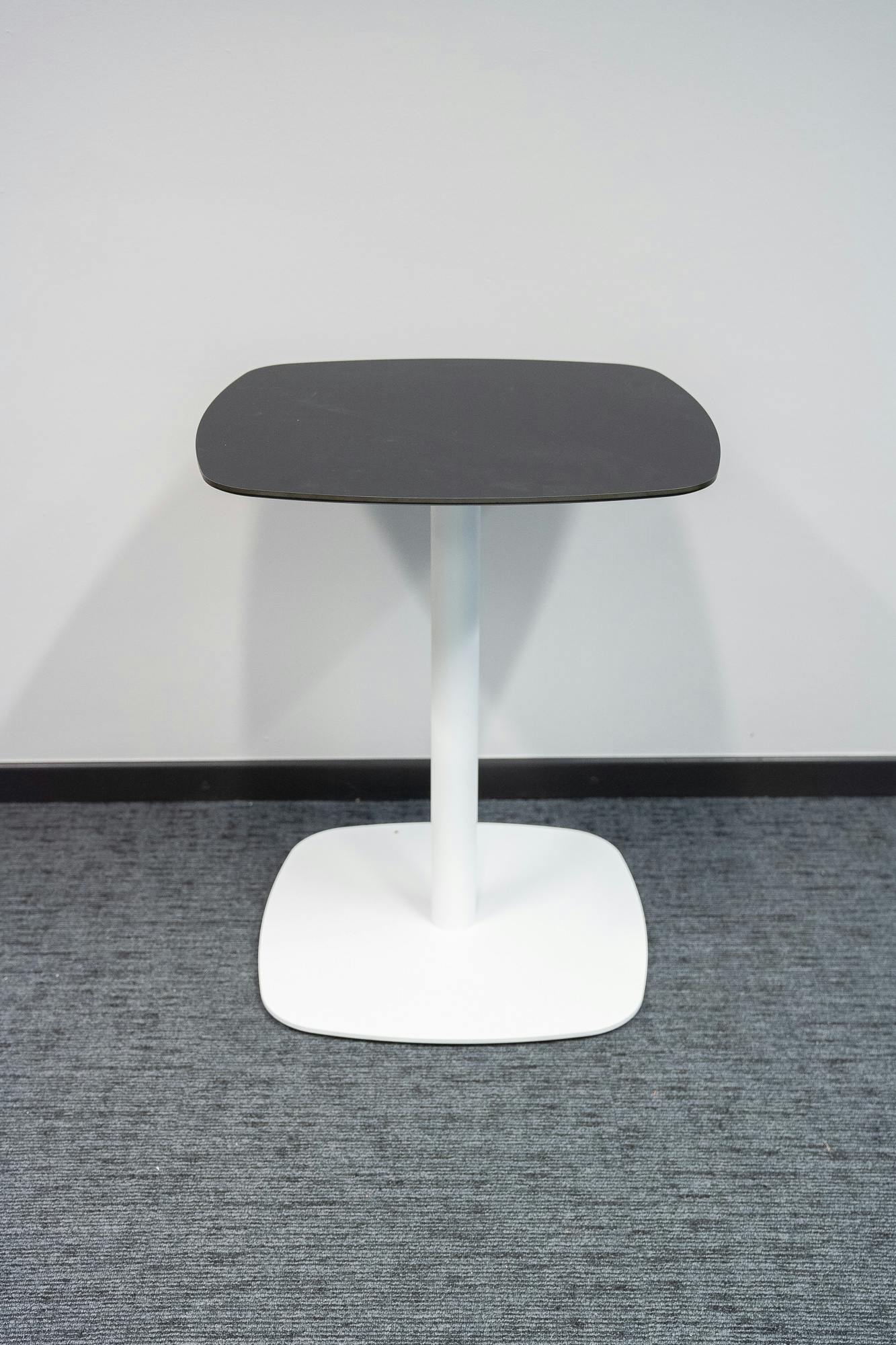Zwart en wit vierkant ijzeren tafeltje ontworpen door Estudi Manel Molina - Relieve Furniture