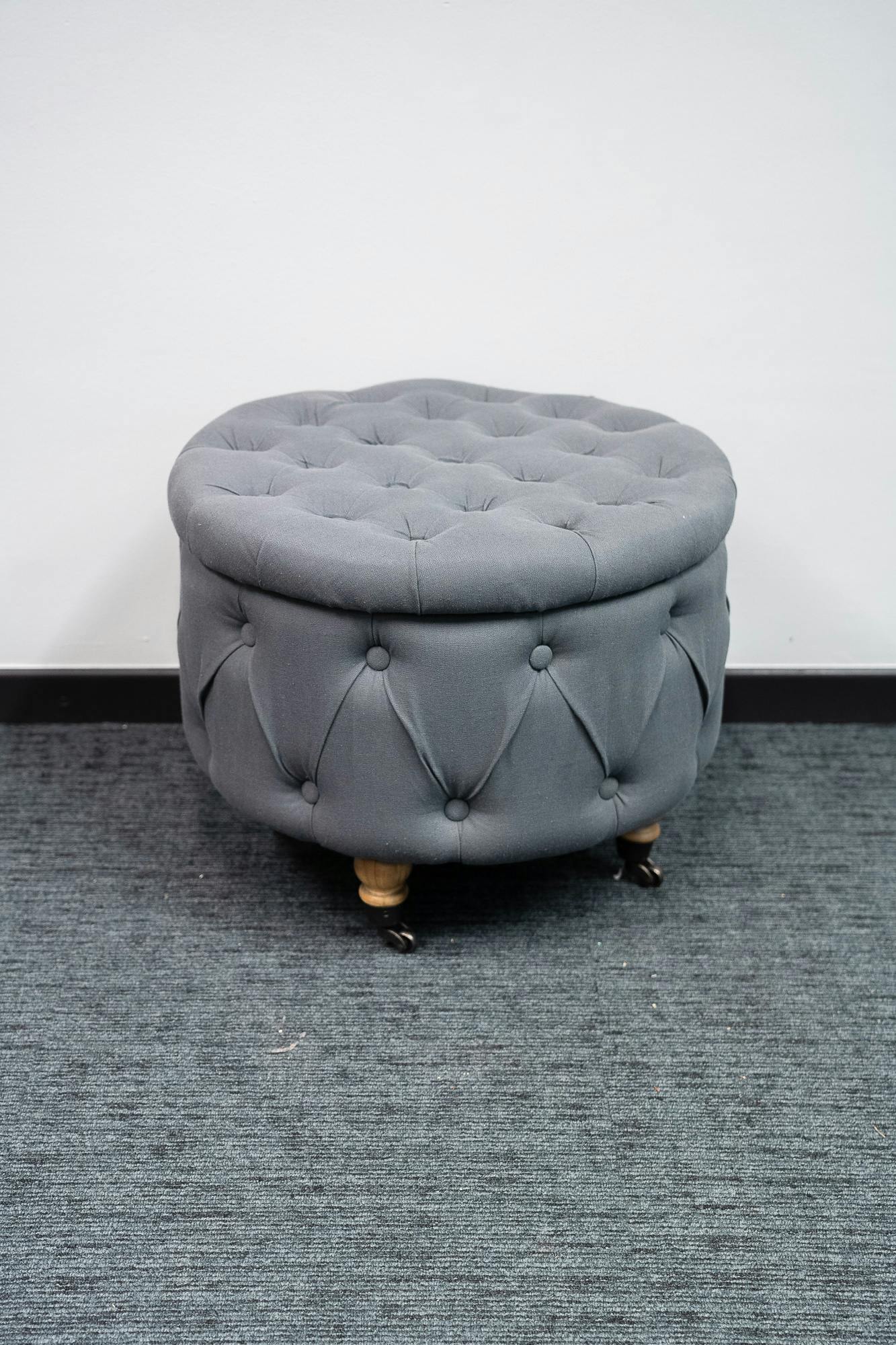 Charming blue-gray velvet pouffe on castors - Second hand quality "Chairs" - Relieve Furniture