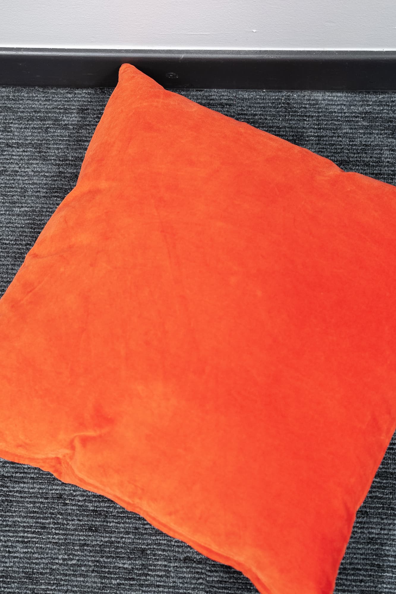 coussin en velours orange-1