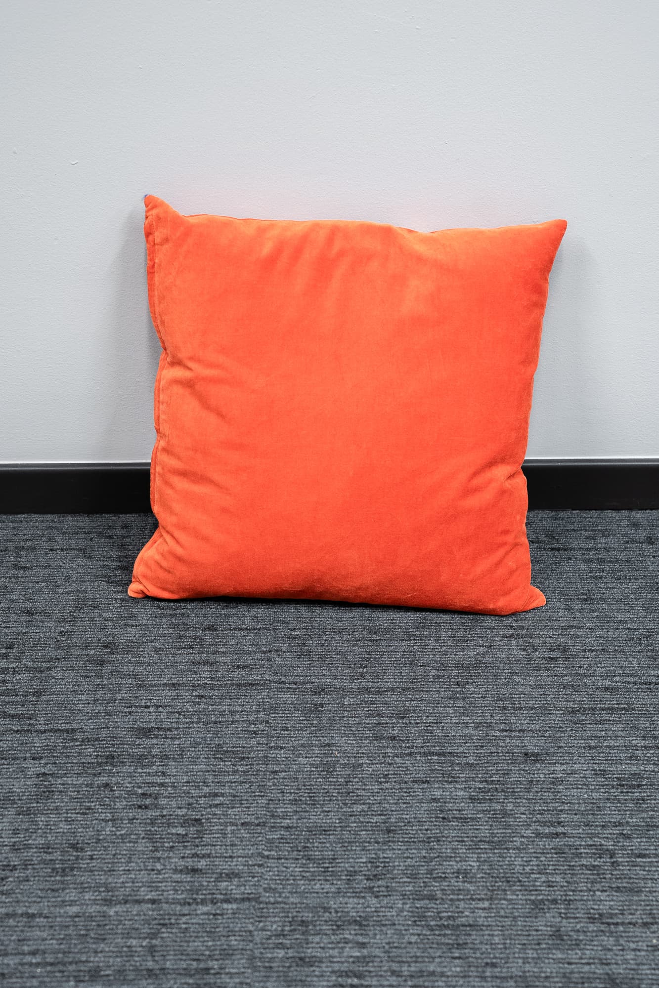 coussin en velours orange-0