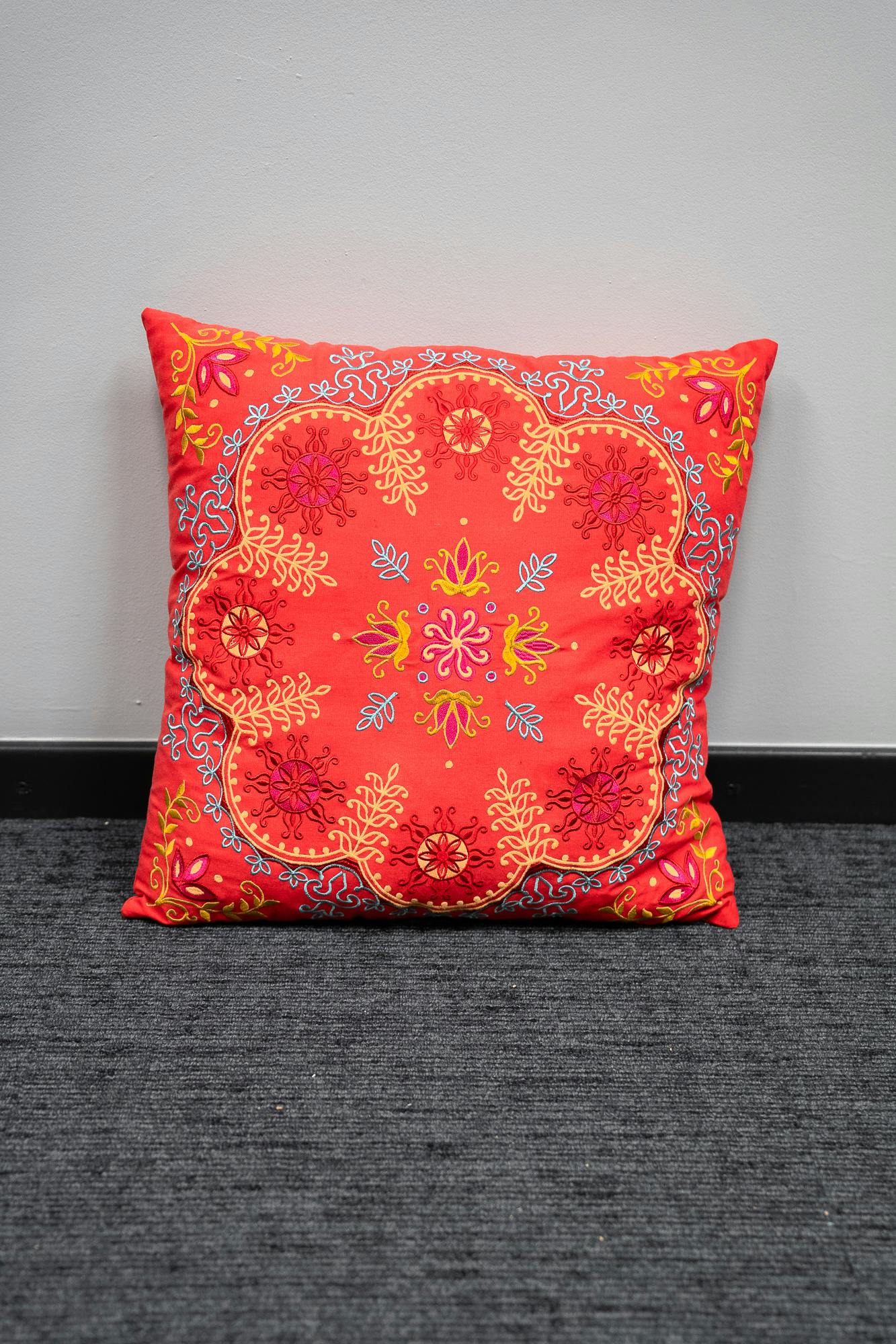orange / red cushion with floral motifs - Relieve Furniture