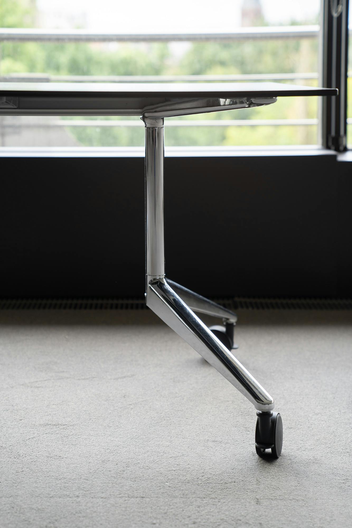 Ahrend witte tafel op 4 wielen - Tweedehands kwaliteit "Tafels" - Relieve Furniture