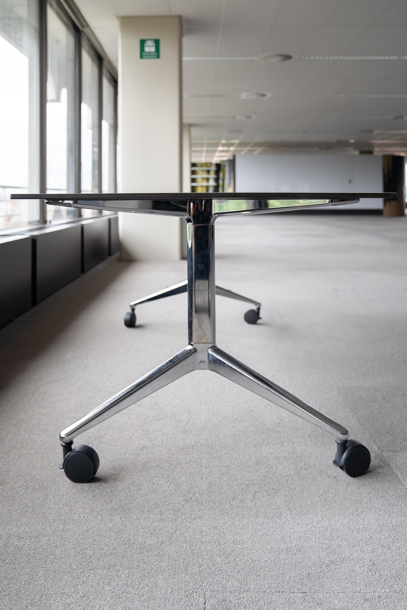 Ahrend 180 cm White top table on 4 castors-4