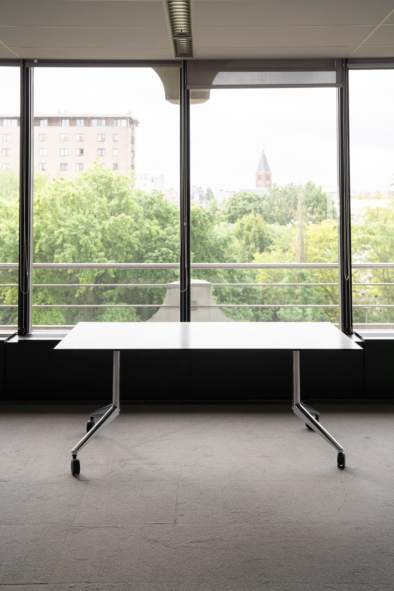 Ahrend 180 cm White top table on 4 castors-0