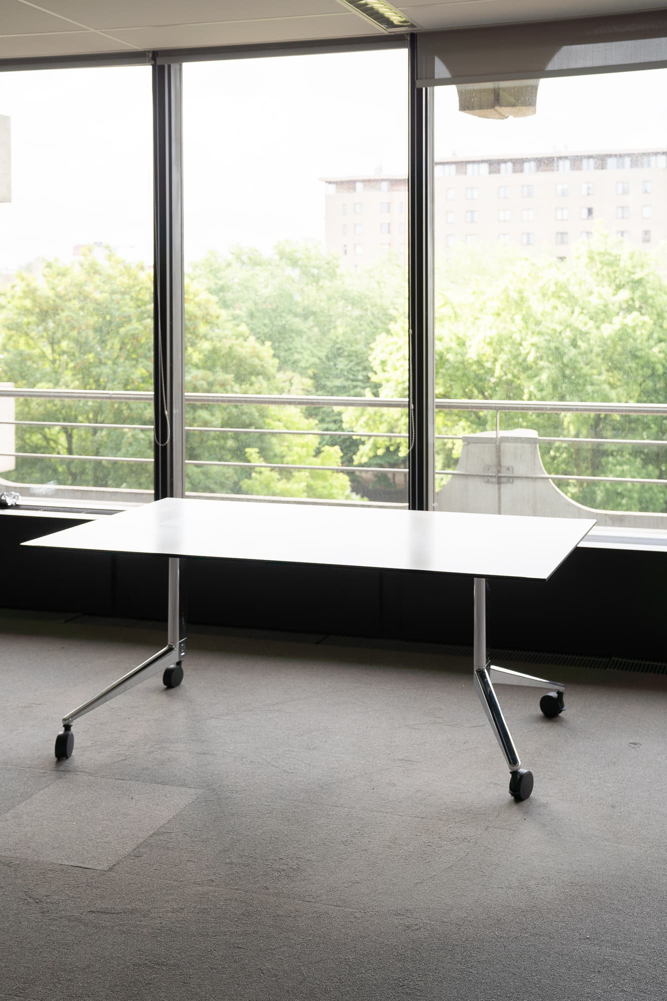 Ahrend 180 cm White top table on 4 castors-2