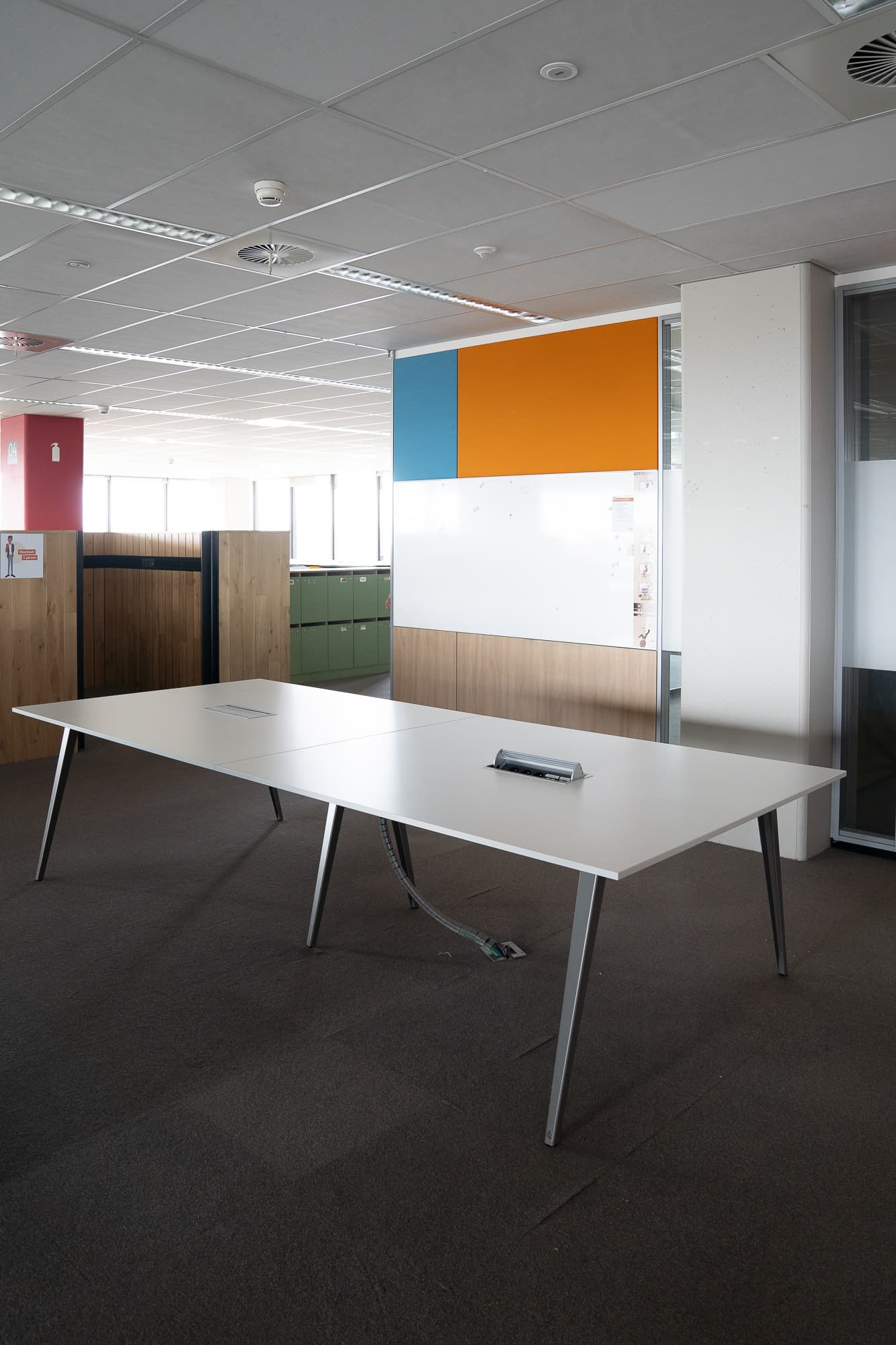 Witte metalen conferentietafel met kabelmanagement-1