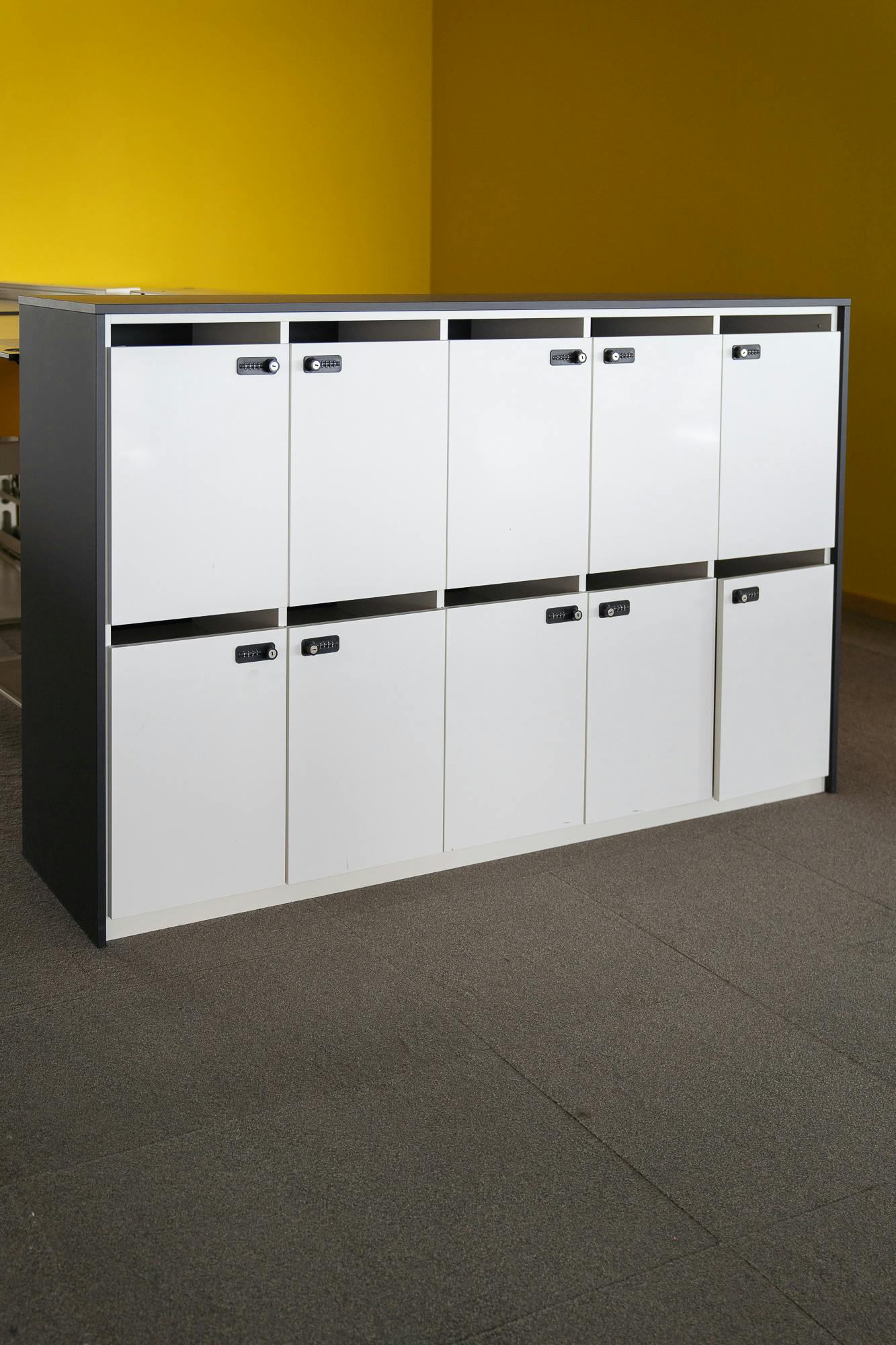 White code lockers with keys - 10 places - Second hand quality "Storage" - Relieve Furniture