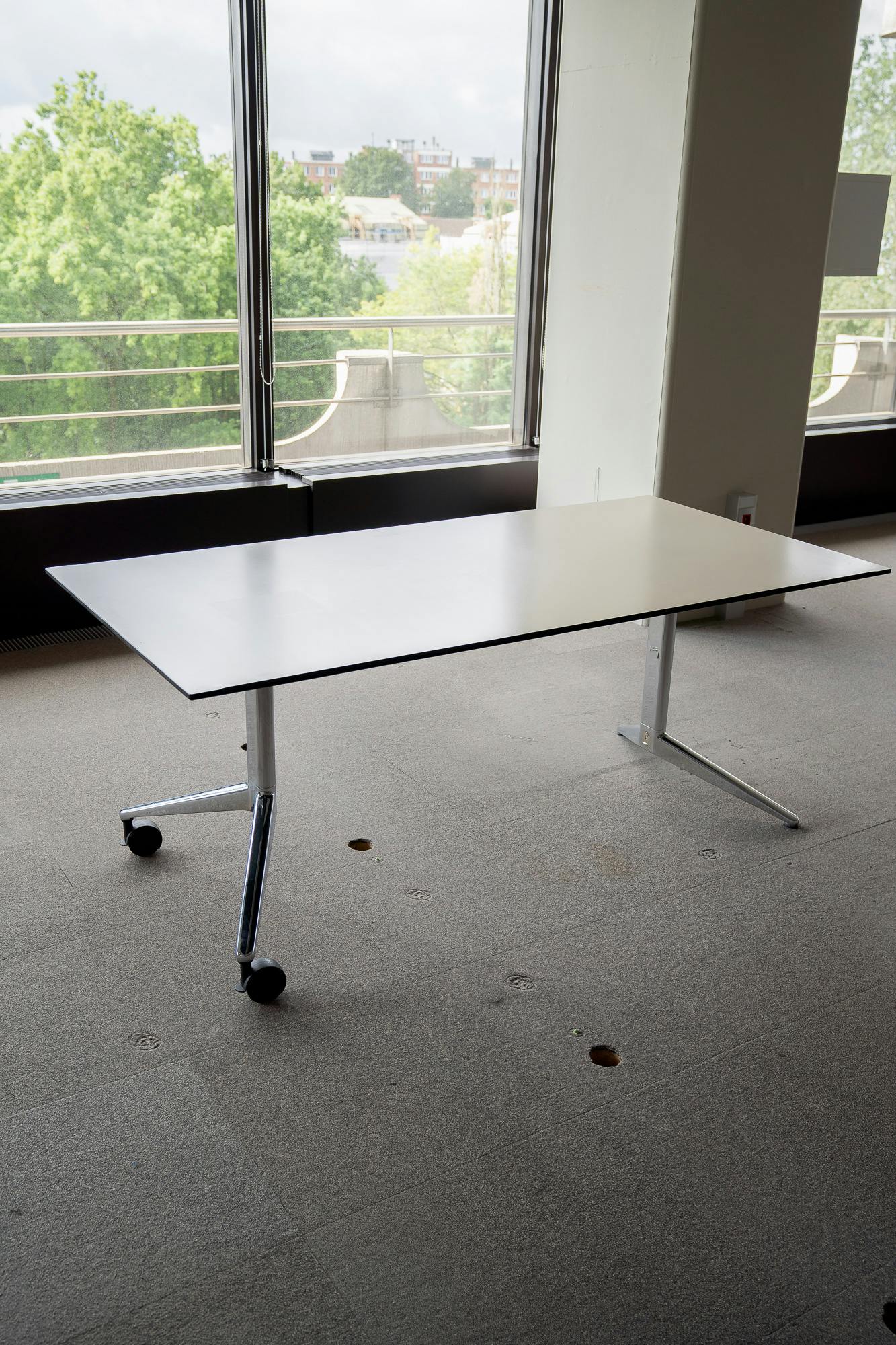 Ahrend witte tafel op 2 wielen - Tweedehands kwaliteit "Tafels" - Relieve Furniture - 2