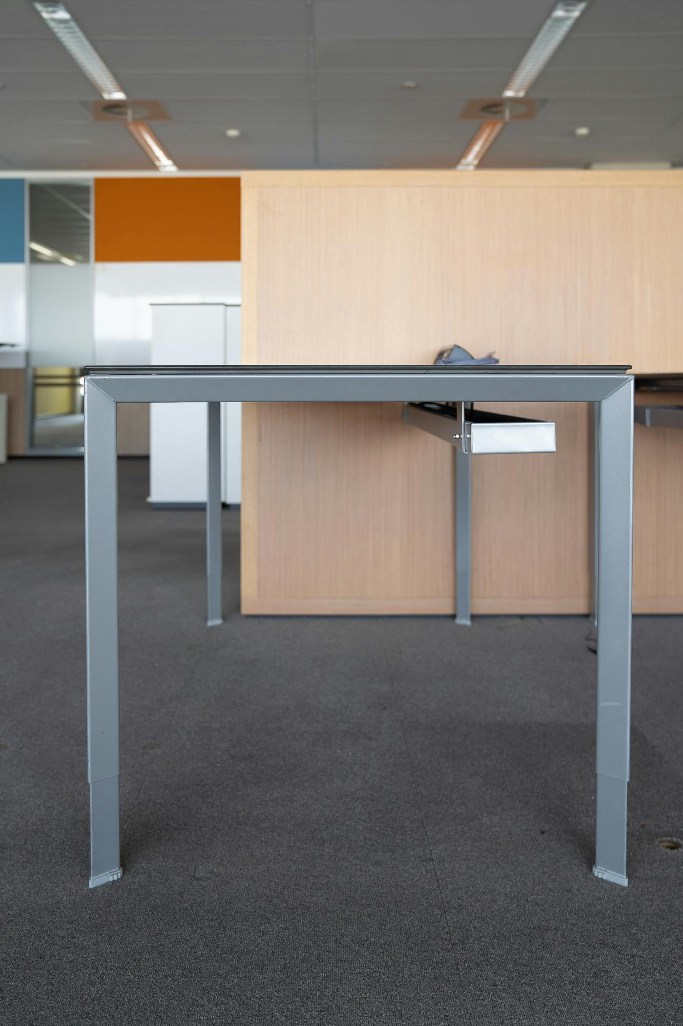 Ahrend height-adjustable desk with grip - Second hand quality "Desks" - Relieve Furniture