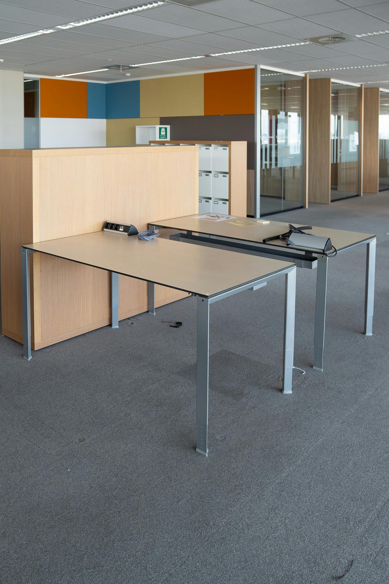 Bureau Ahrend ajustable en hauteur avec prise - Qualité de seconde main "Bureaux" - Relieve Furniture