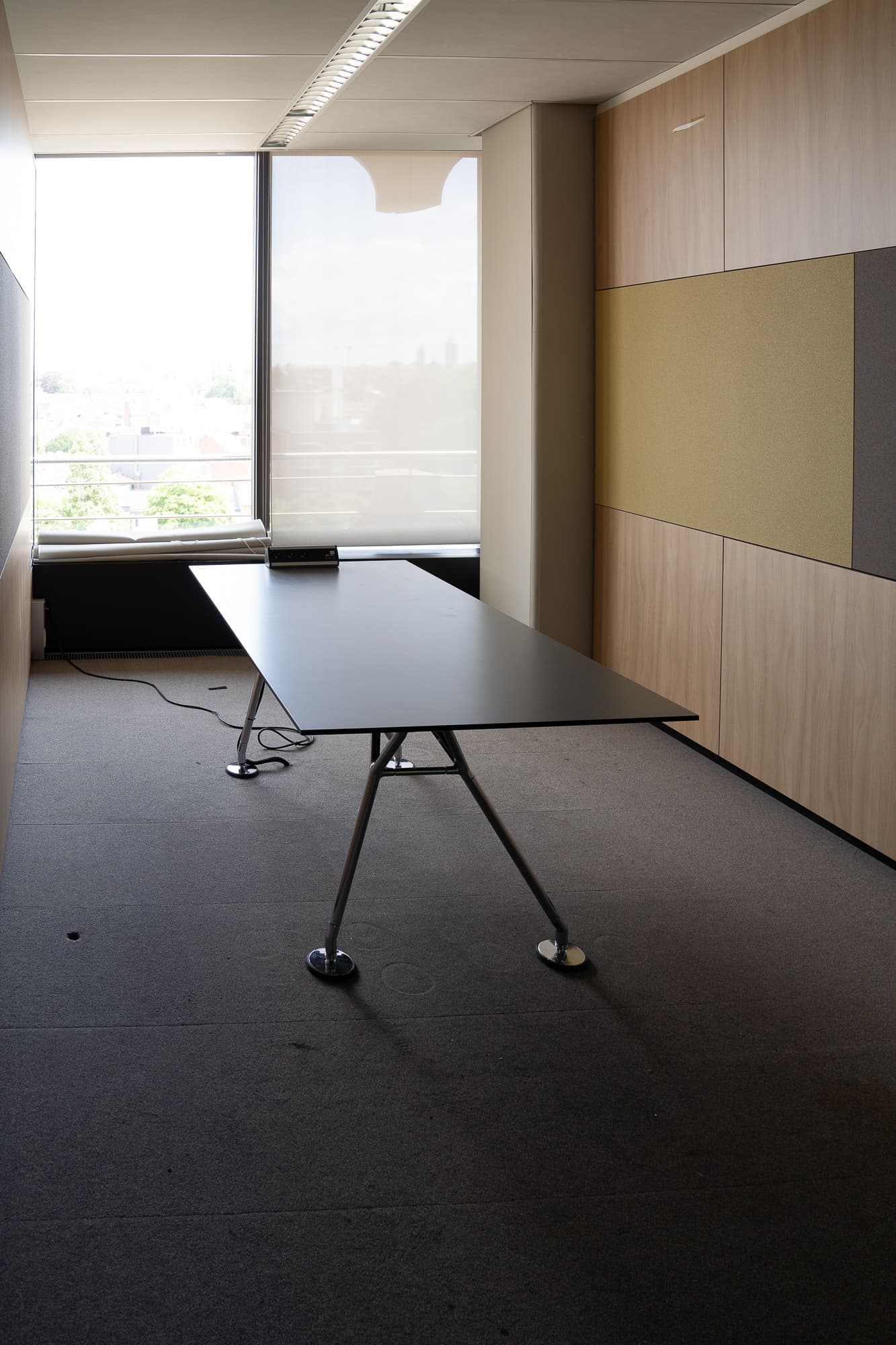 Ahrend 180cm table grise avec prise de courant-1