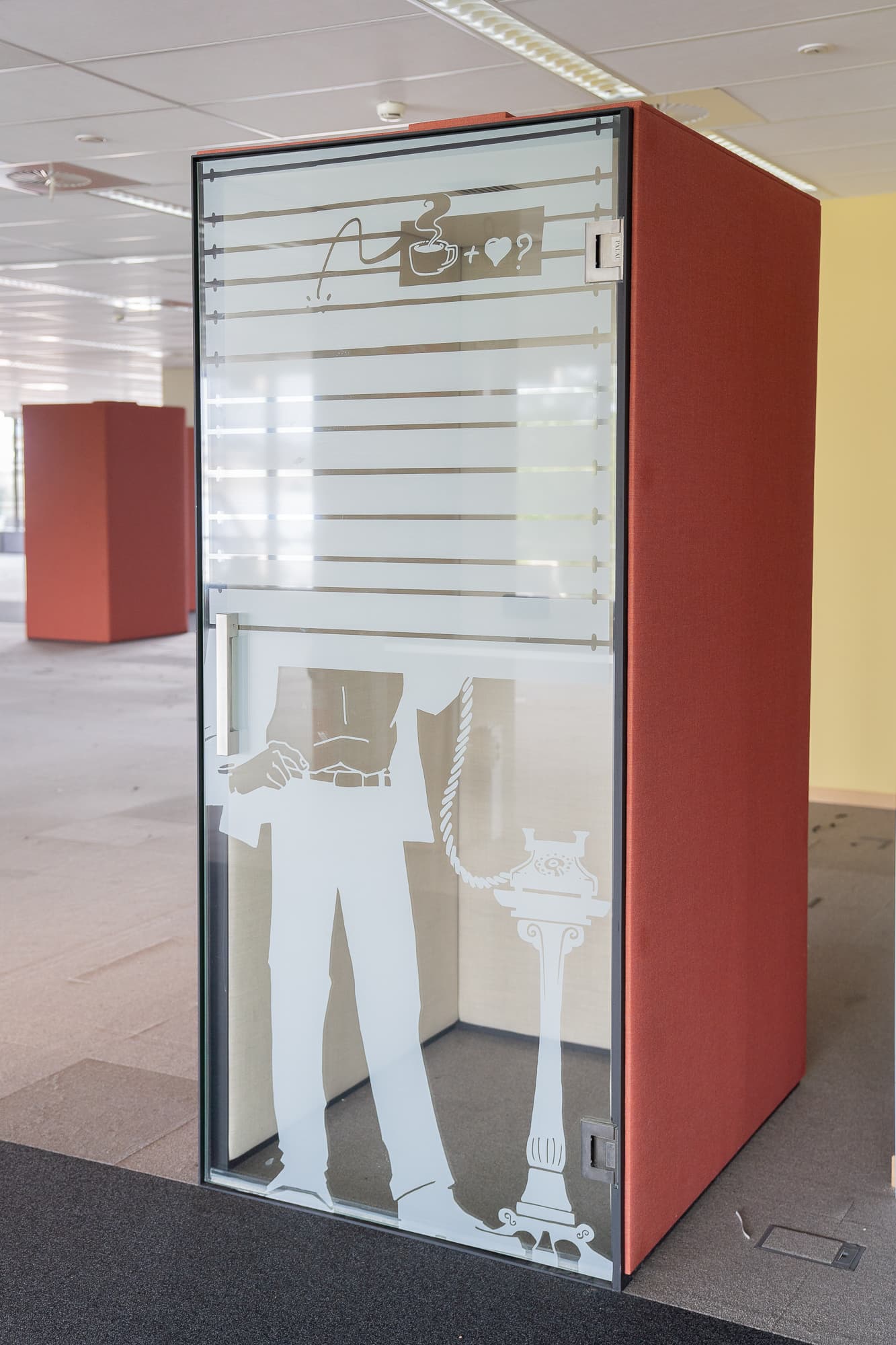 Phone booth rouge brique Palau-1