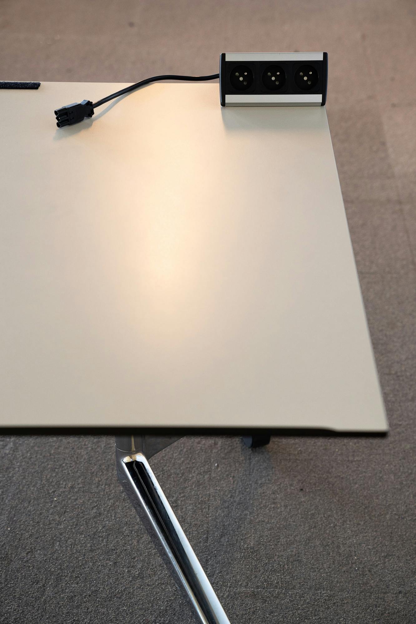 Table top white on 2 Ahrend castors with socket - Second hand quality "Tables" - Relieve Furniture