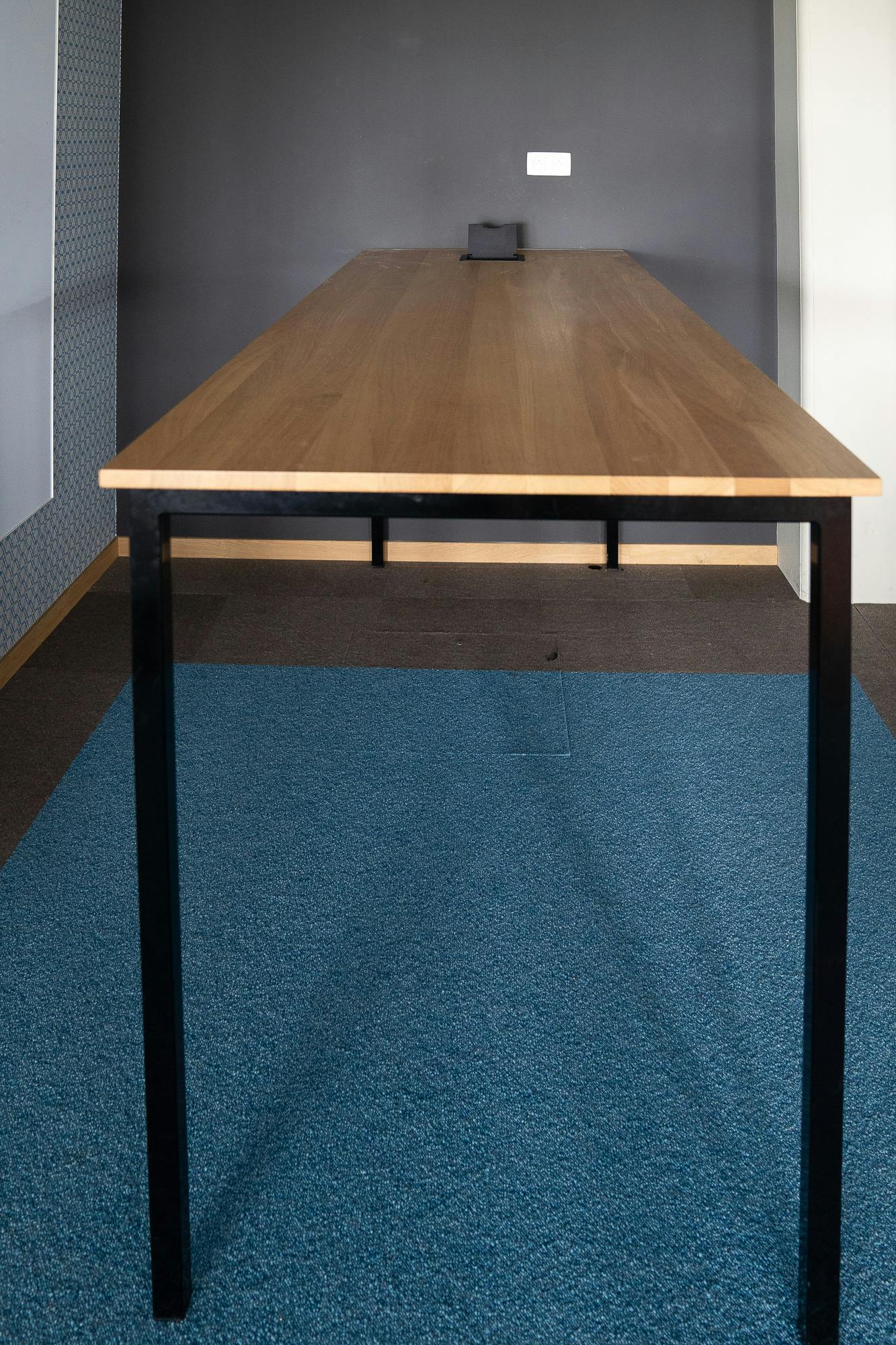Houten hoge tafel met zwarte poten en stopcontact - Relieve Furniture