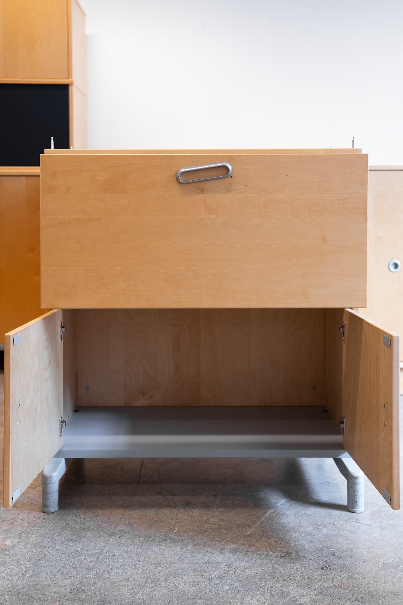 ikea houten opbergkast met metalen poten-1