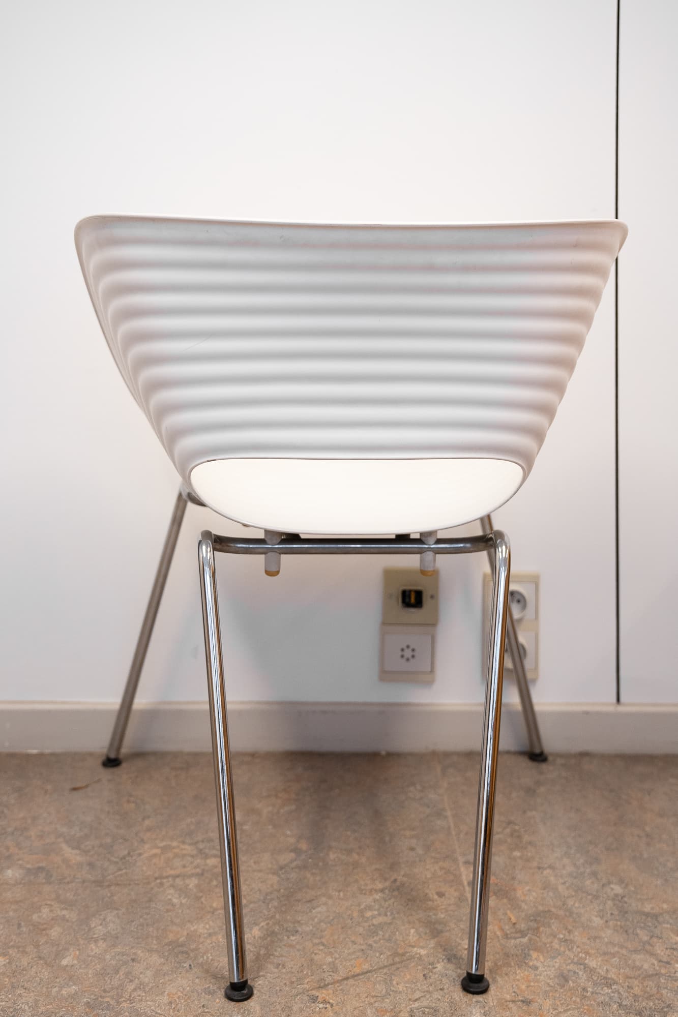 chaise Vitra blanche arrondie-2