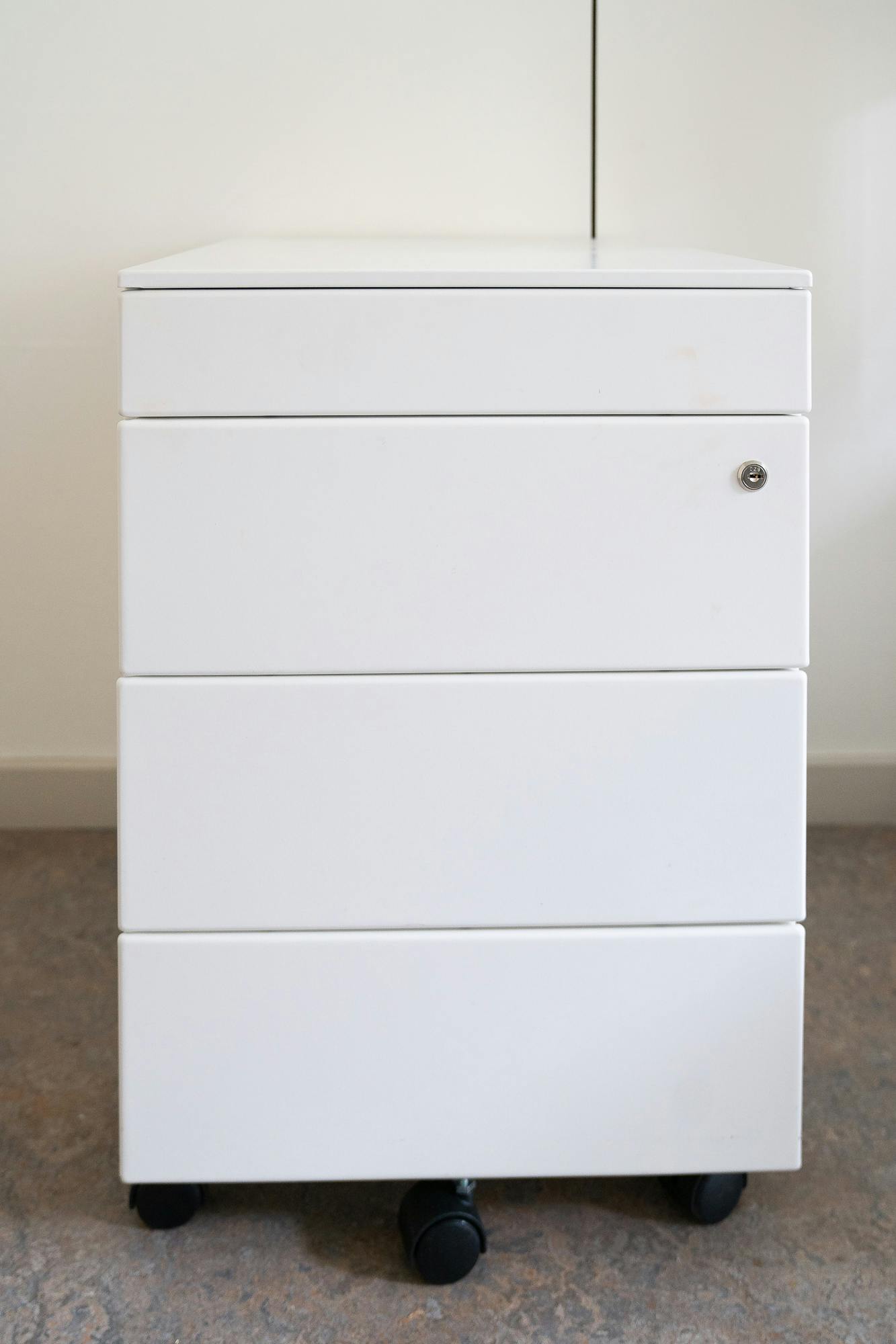 white pedestal with castors - Second hand quality "Storage" - Relieve Furniture