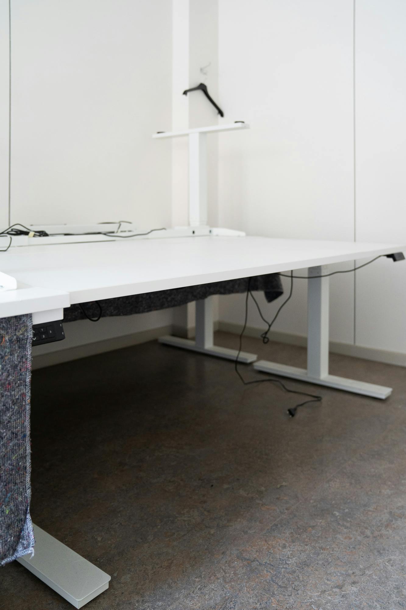 bureau électrique ajustable en hauteur blanc avec prise - Qualité de seconde main "Bureaux" - Relieve Furniture - 1