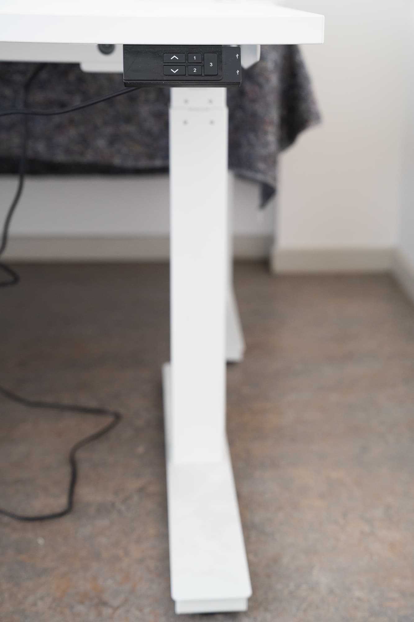 bureau électrique ajustable en hauteur blanc avec prise-2