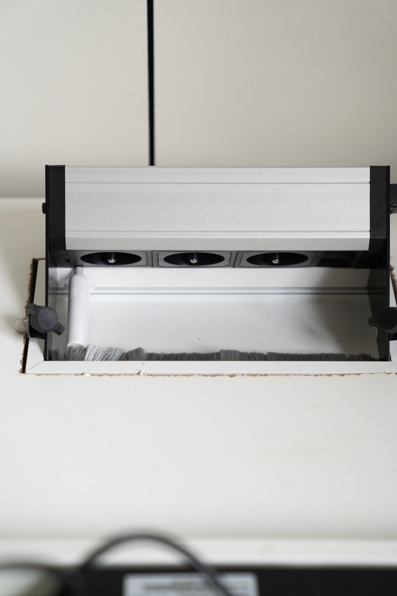 bureau électrique ajustable en hauteur blanc avec prise-3