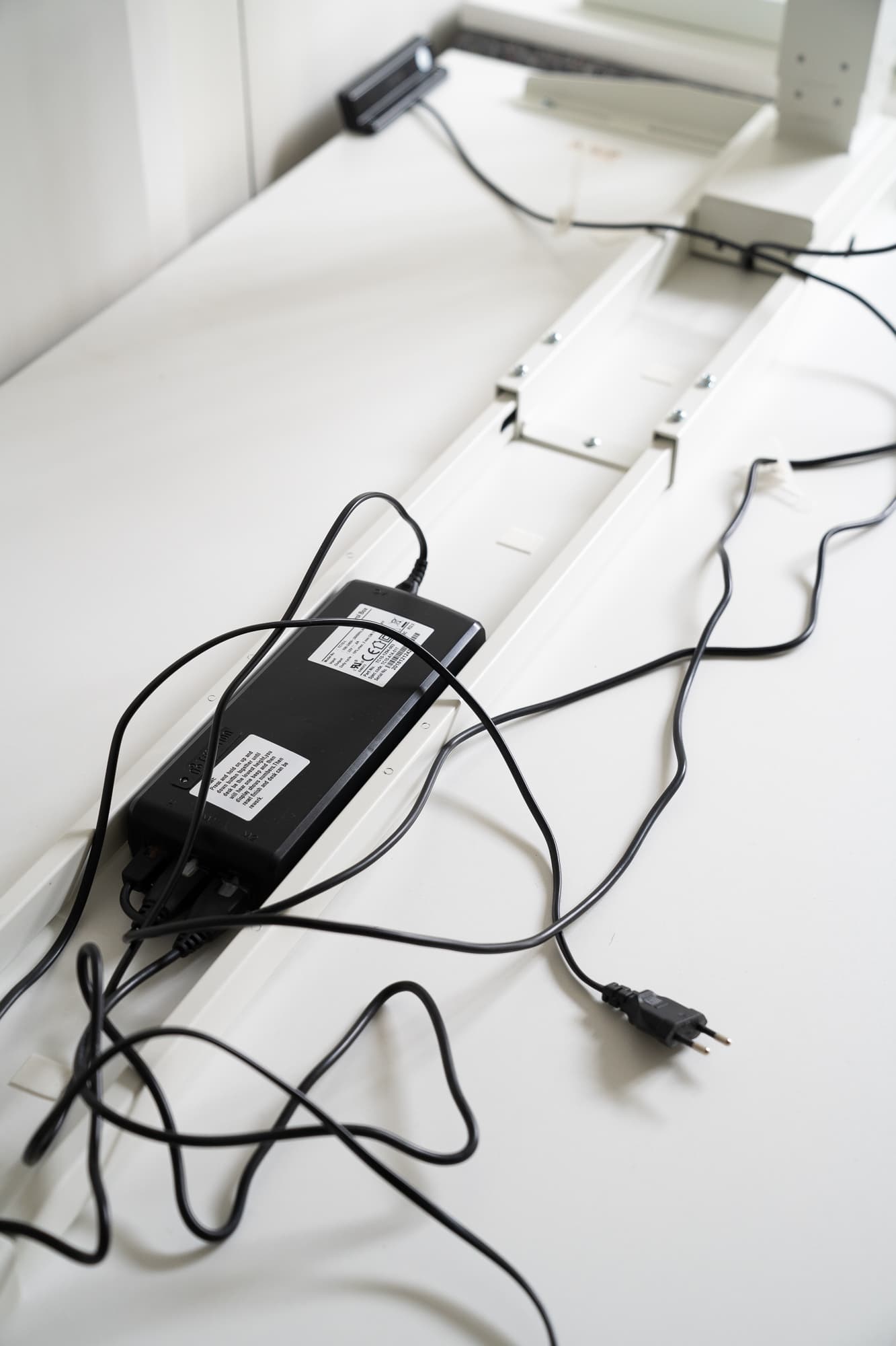 bureau électrique ajustable en hauteur blanc avec prise-1