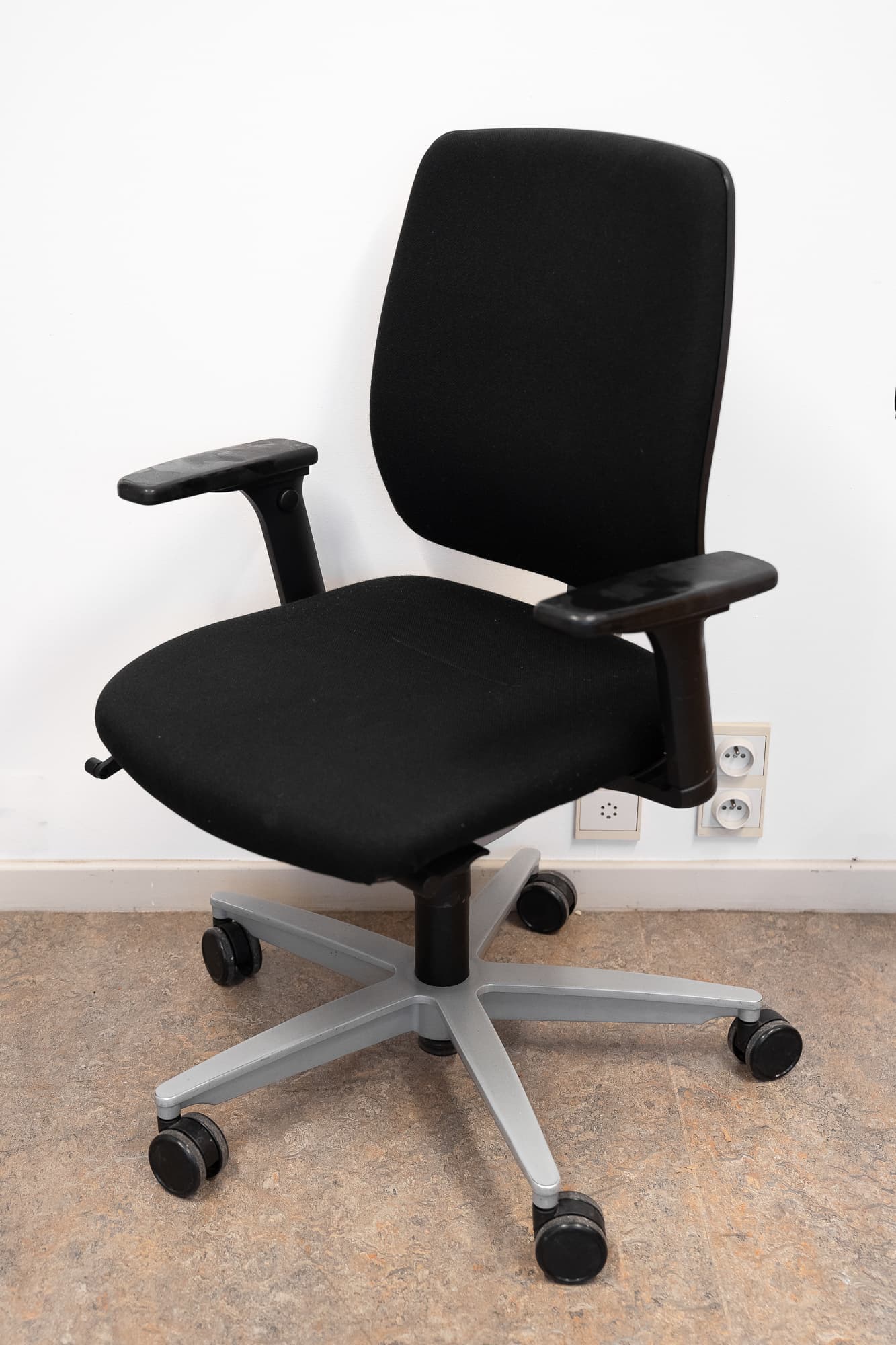 Sedus black office chair with castors-1
