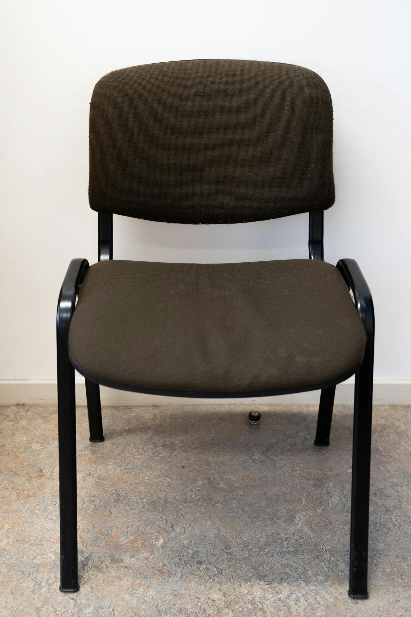 brown stacking chair - Second hand quality "Chairs" - Relieve Furniture