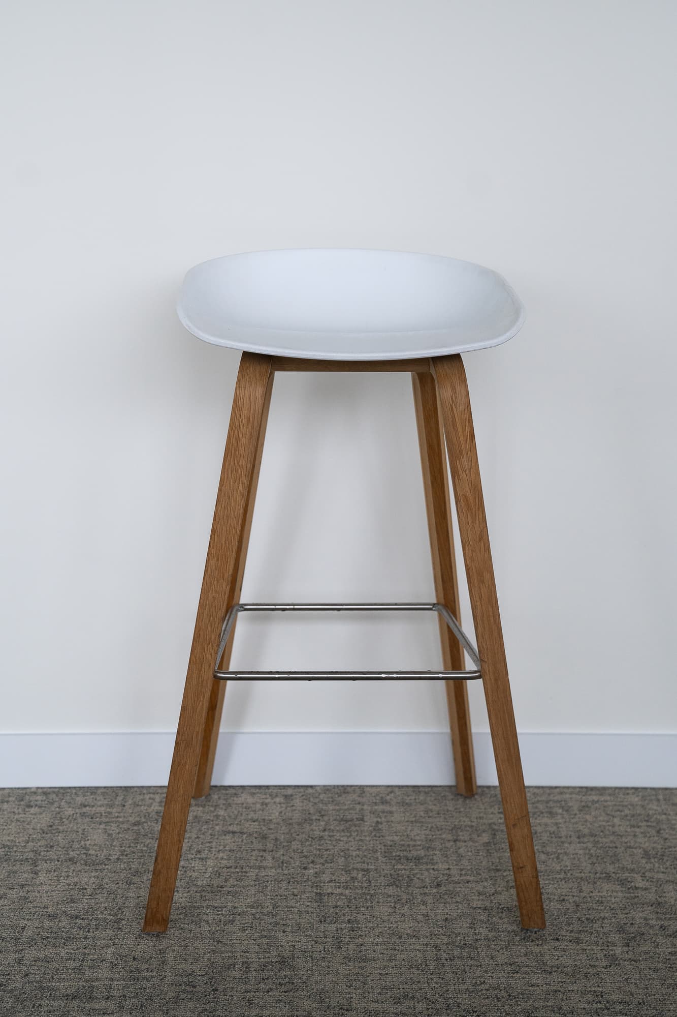 Hay white high stool with wooden base-0