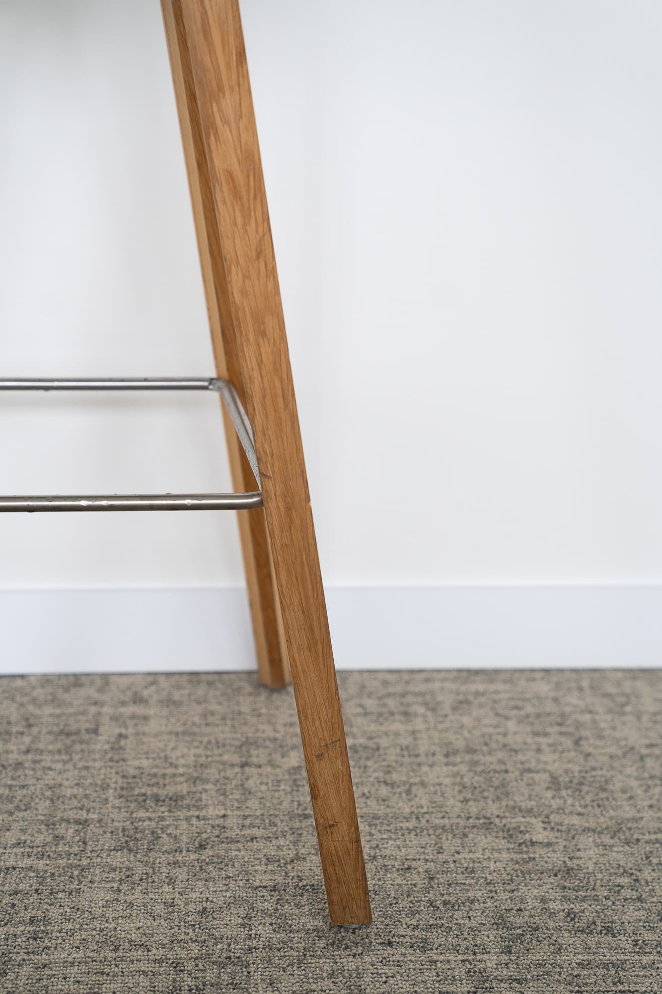 Hay white high stool with wooden base-1
