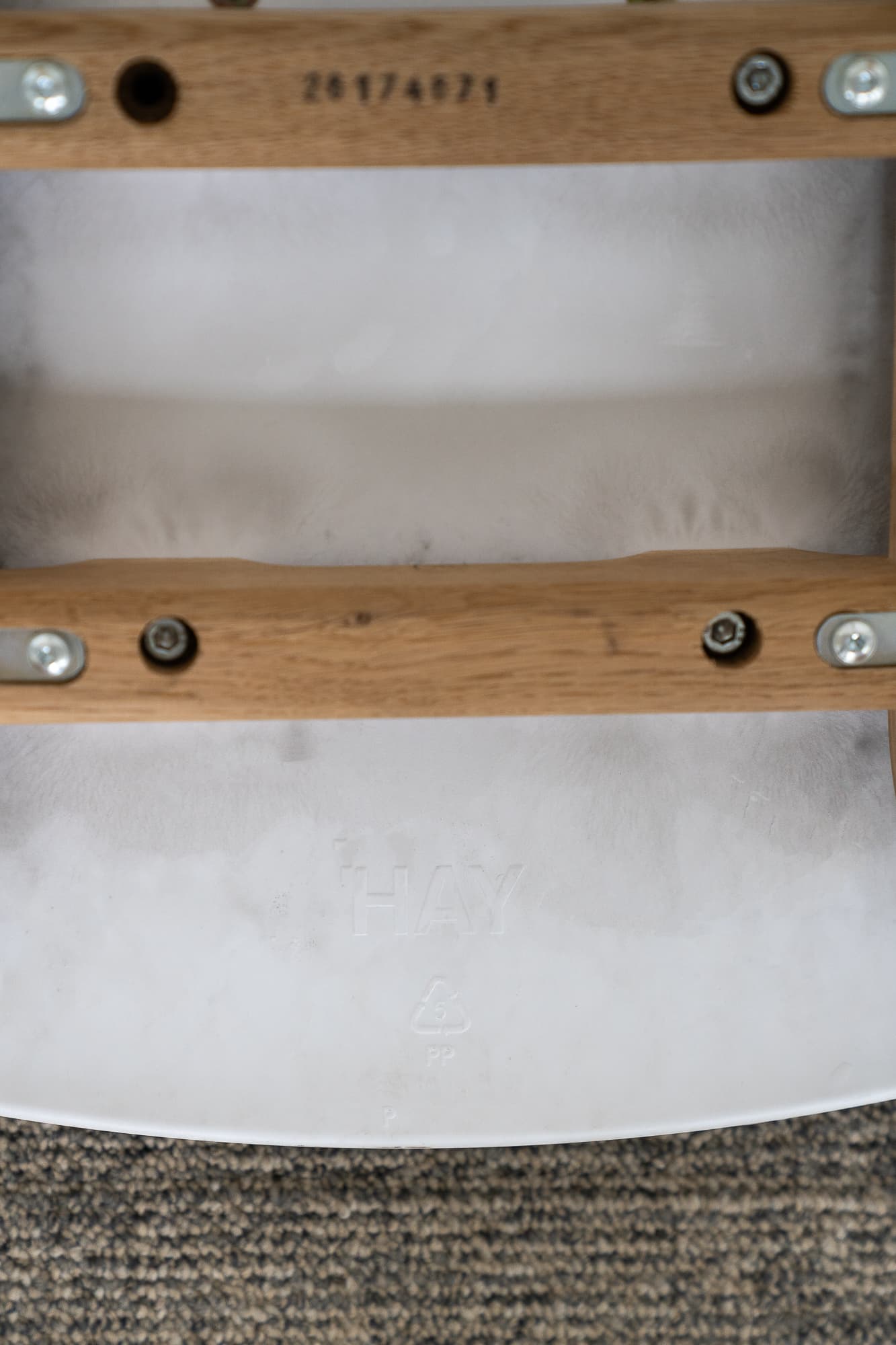 Hay white high stool with wooden base-2