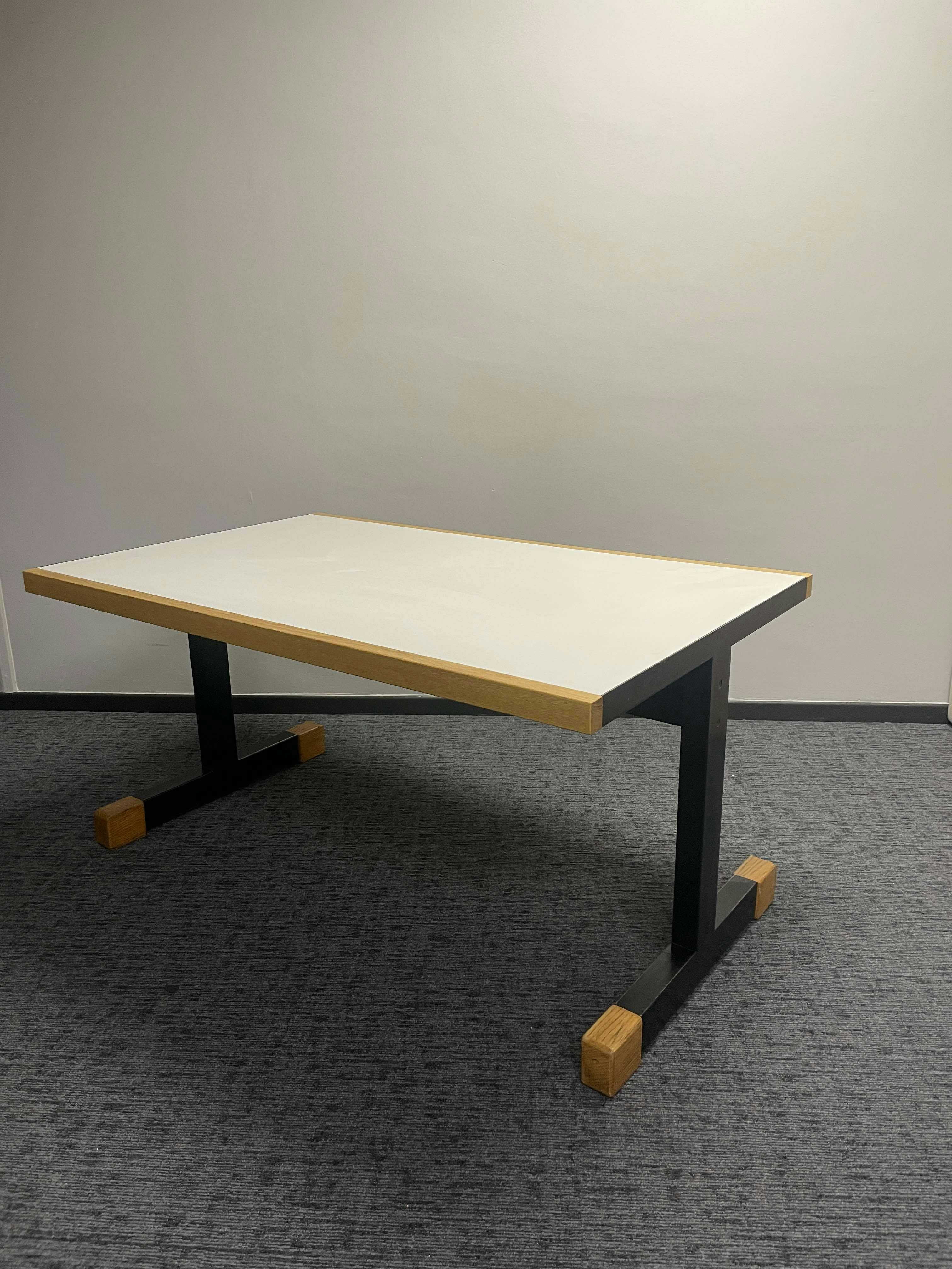 Table en bois - Qualité de seconde main "Tables" - Relieve Furniture